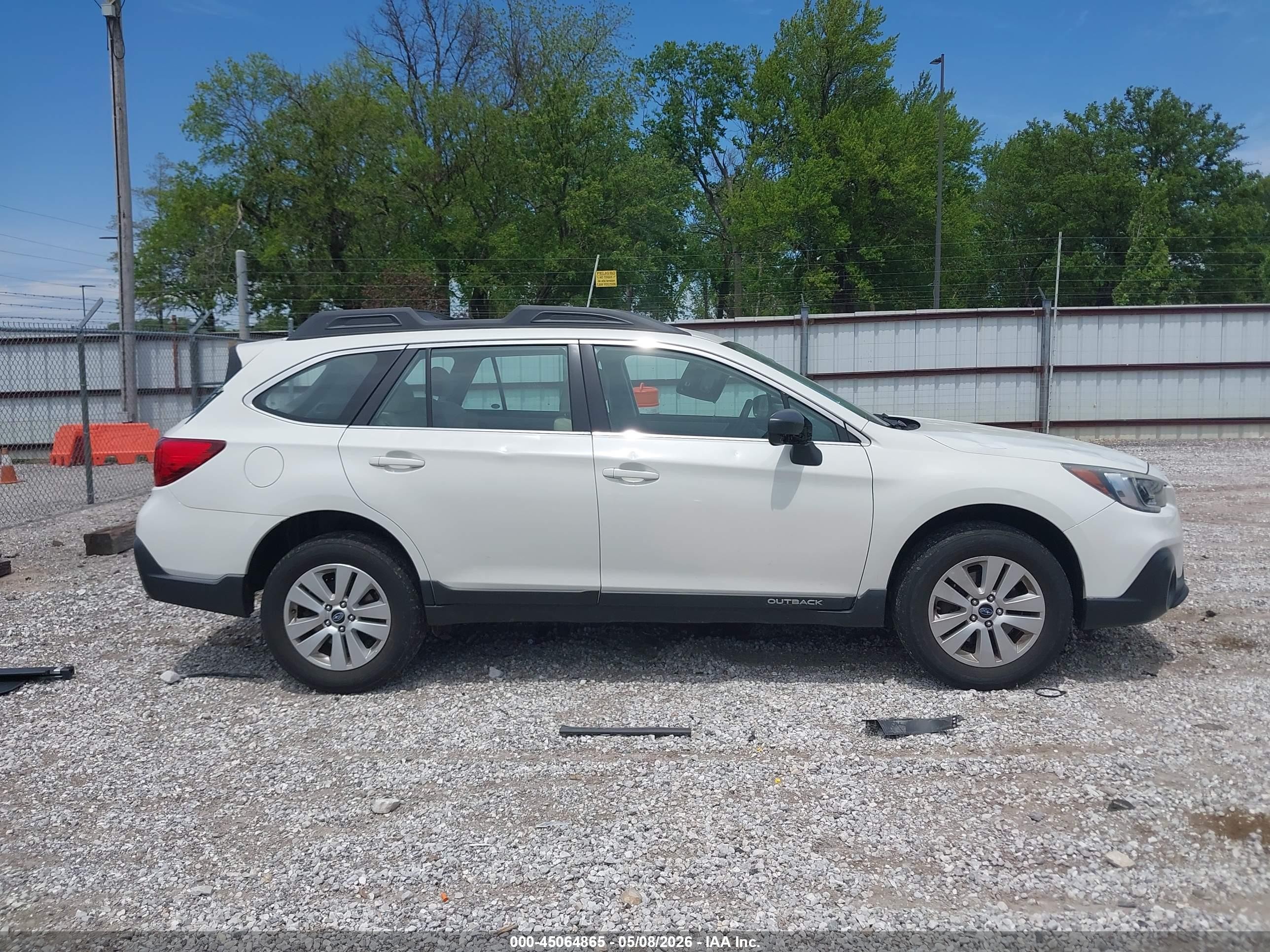 2018 Subaru Outback 2.5i White vin: 4S4BSAAC9J3272270