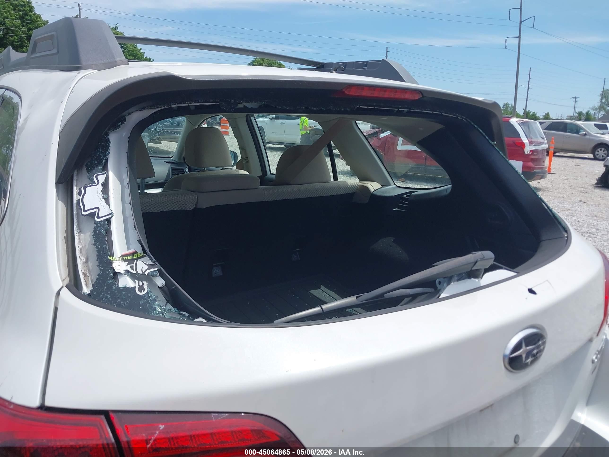 2018 Subaru Outback 2.5i White vin: 4S4BSAAC9J3272270