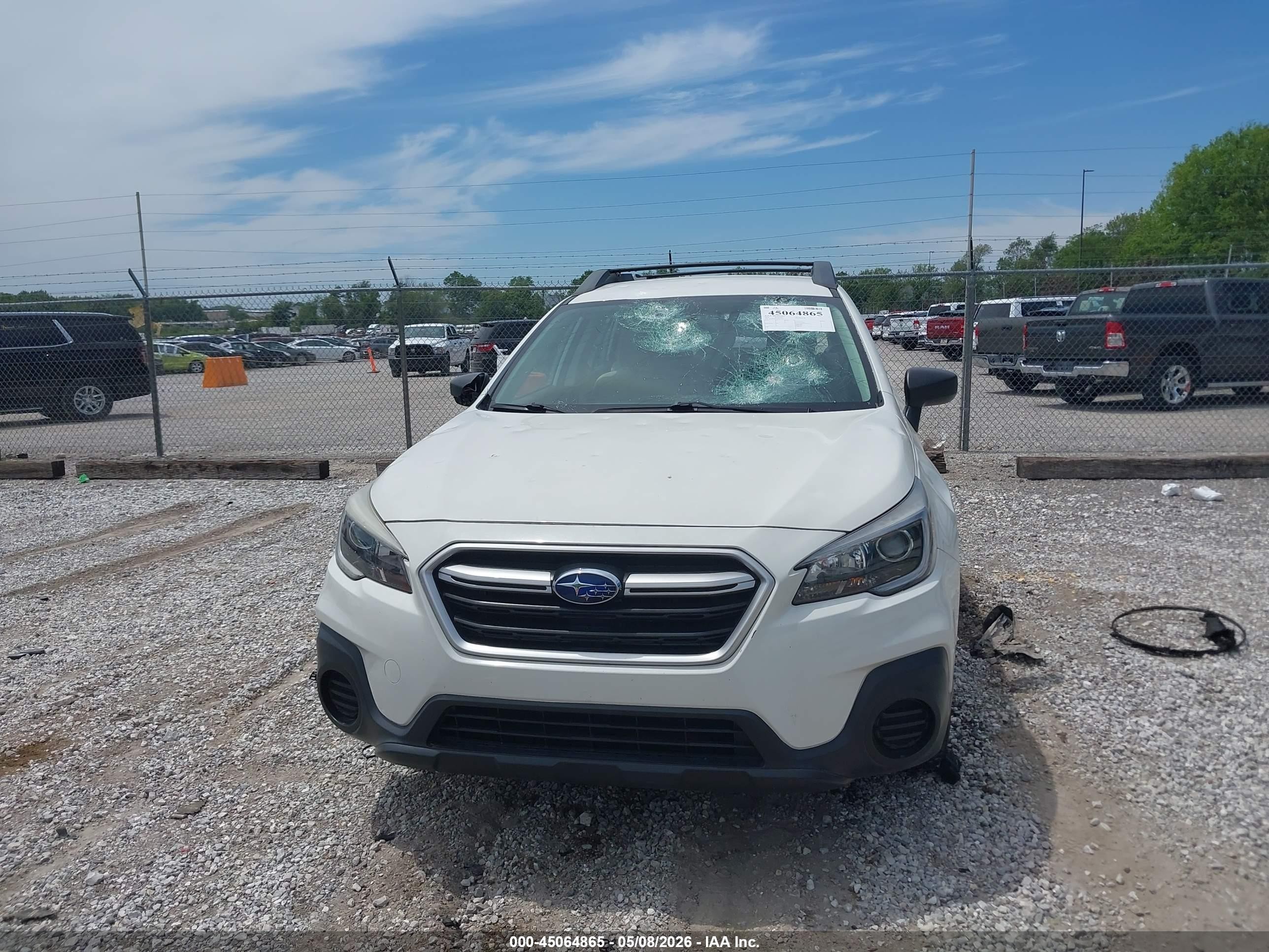 2018 Subaru Outback 2.5i White vin: 4S4BSAAC9J3272270