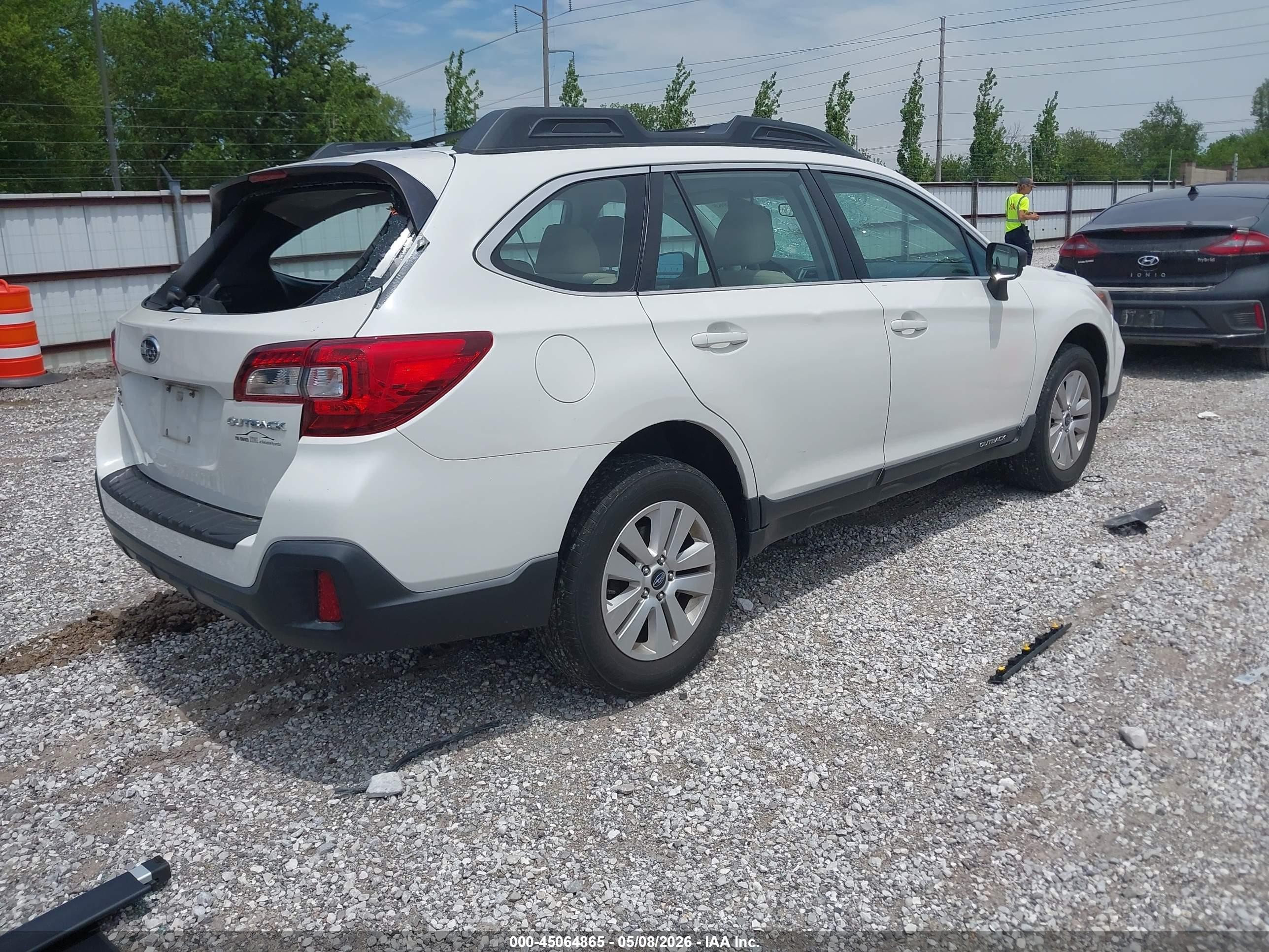 2018 Subaru Outback 2.5i White vin: 4S4BSAAC9J3272270