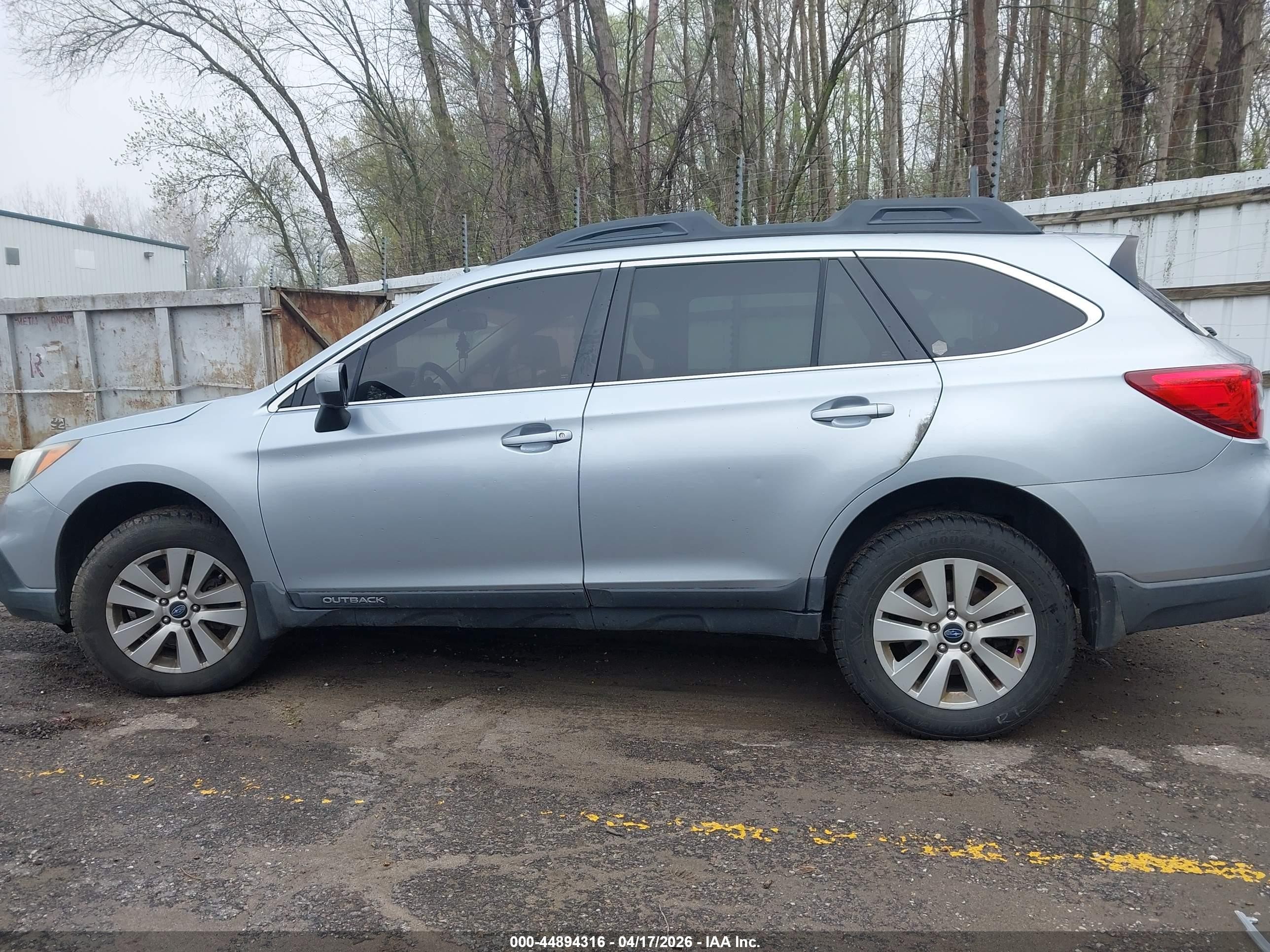 2015 Subaru Outback 2.5i Premium Silver vin: 4S4BSACC0F3210129