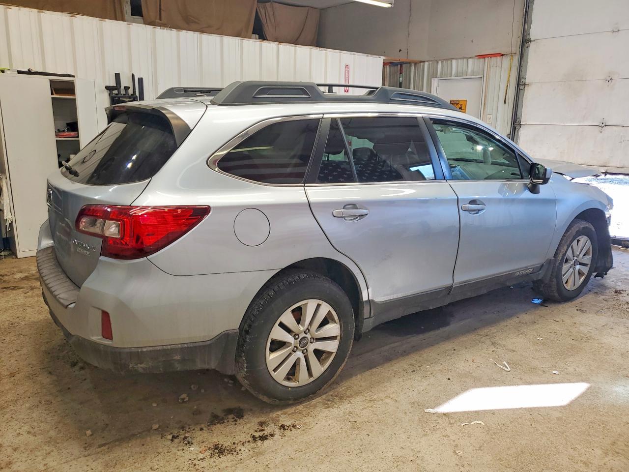 2015 Subaru Outback 2.5i Premium Серебряный vin: 4S4BSACC1F3339870