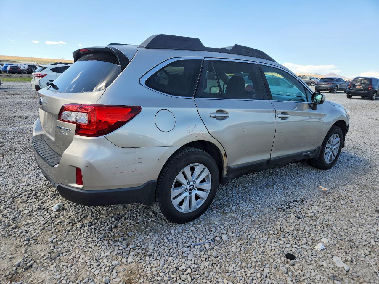 2015 Subaru Outback 2.5i Premium Золотой vin: 4S4BSACC3F3267585