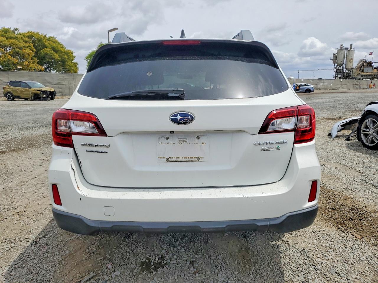 2016 Subaru Outback 2.5i Premium White vin: 4S4BSACC3G3356526