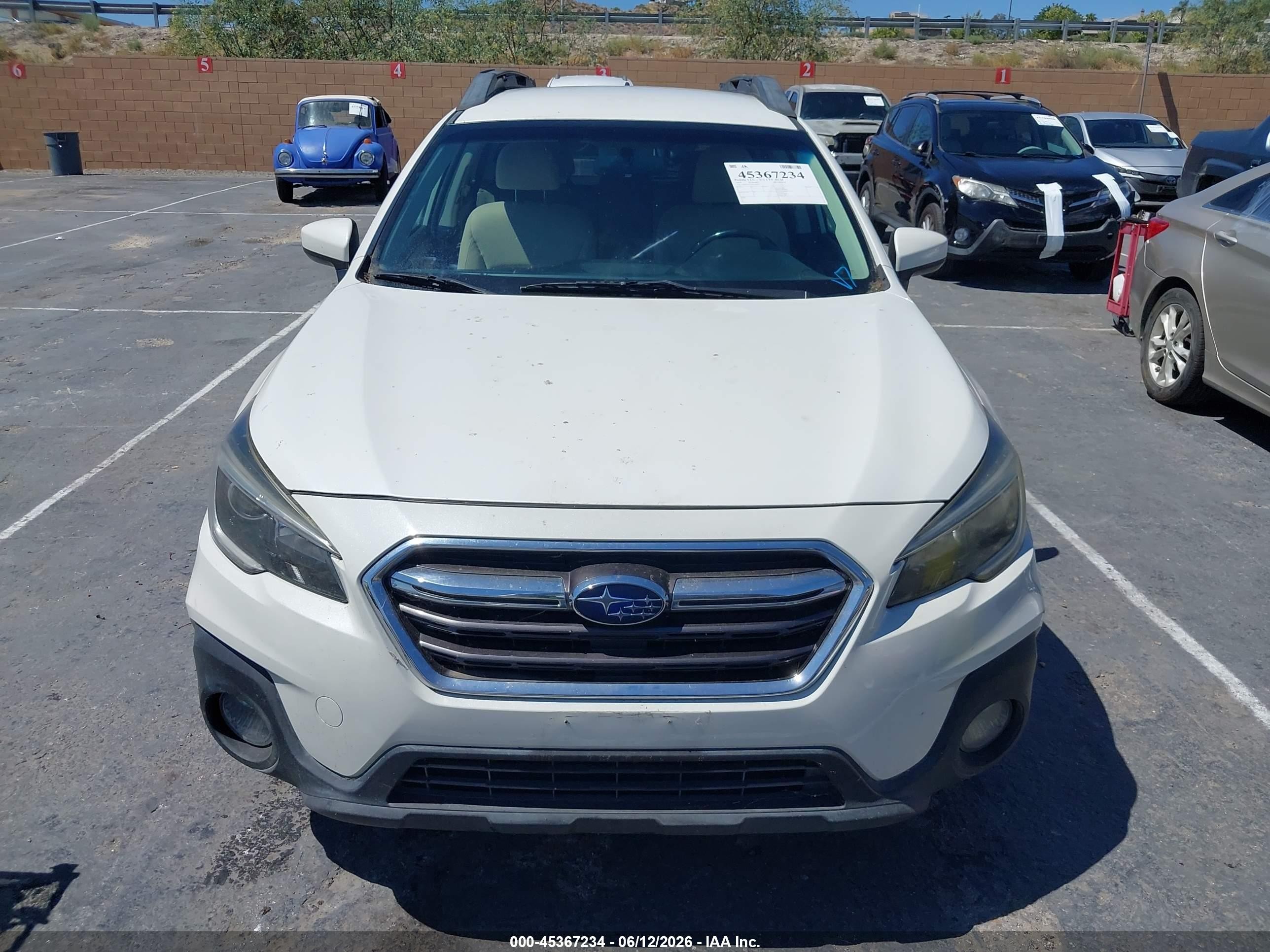 2018 Subaru Outback 2.5i Premium White vin: 4S4BSACC3J3239441