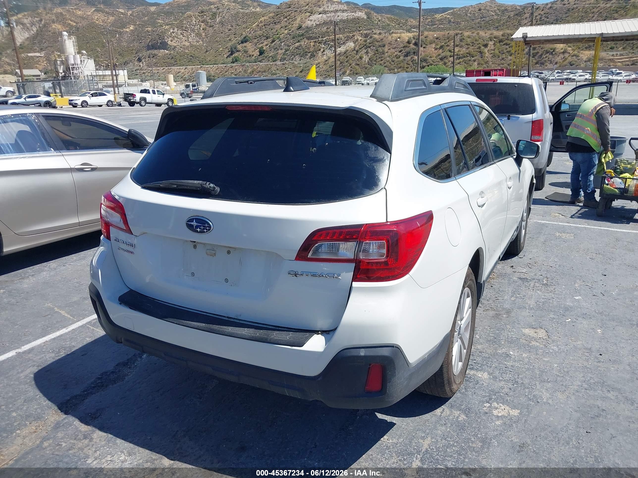 2018 Subaru Outback 2.5i Premium White vin: 4S4BSACC3J3239441