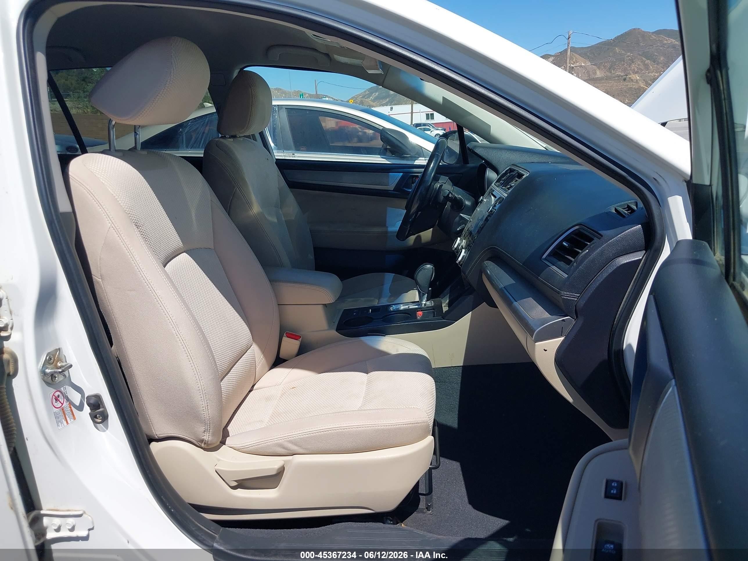 2018 Subaru Outback 2.5i Premium White vin: 4S4BSACC3J3239441