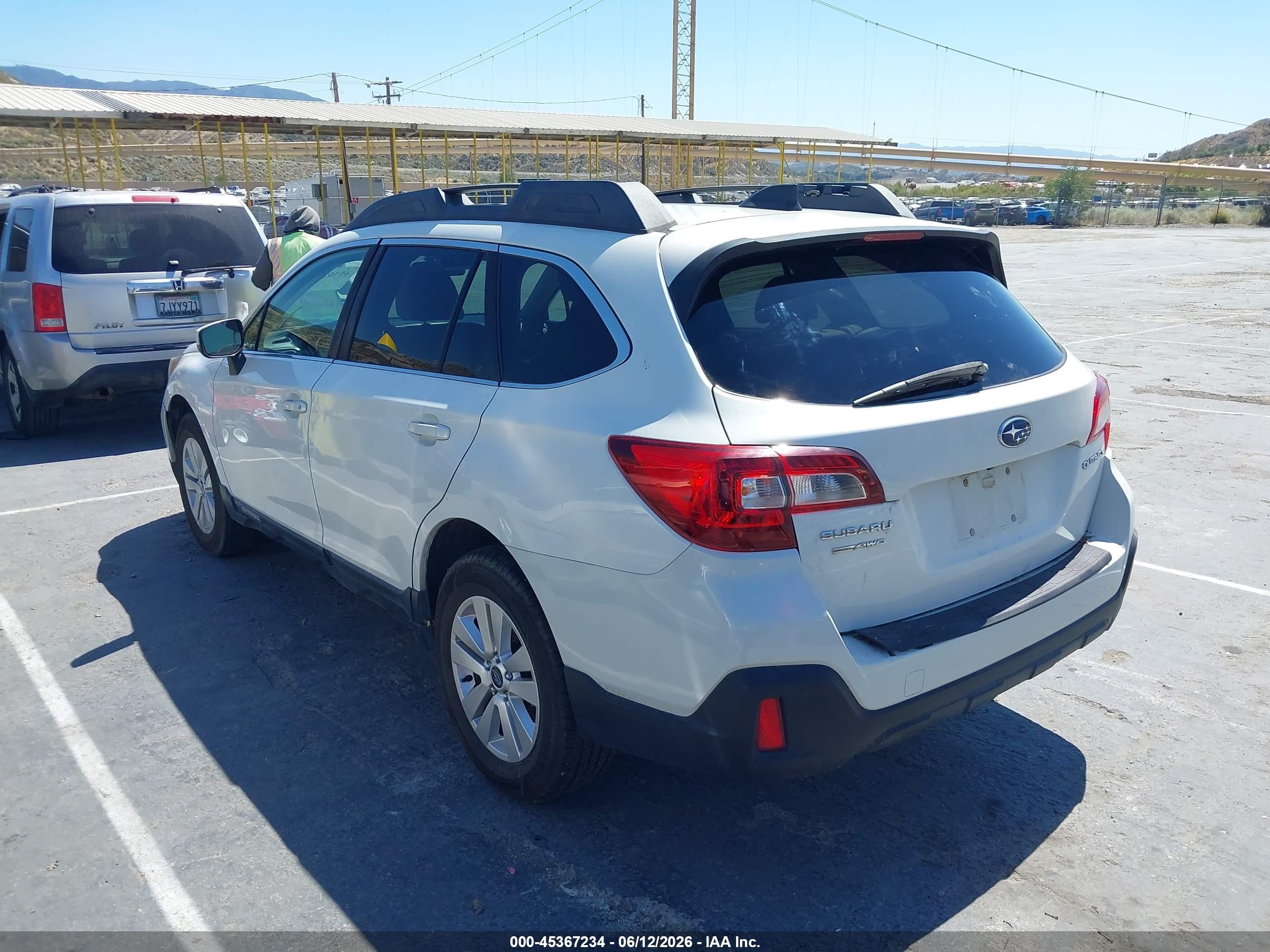 2018 Subaru Outback 2.5i Premium White vin: 4S4BSACC3J3239441