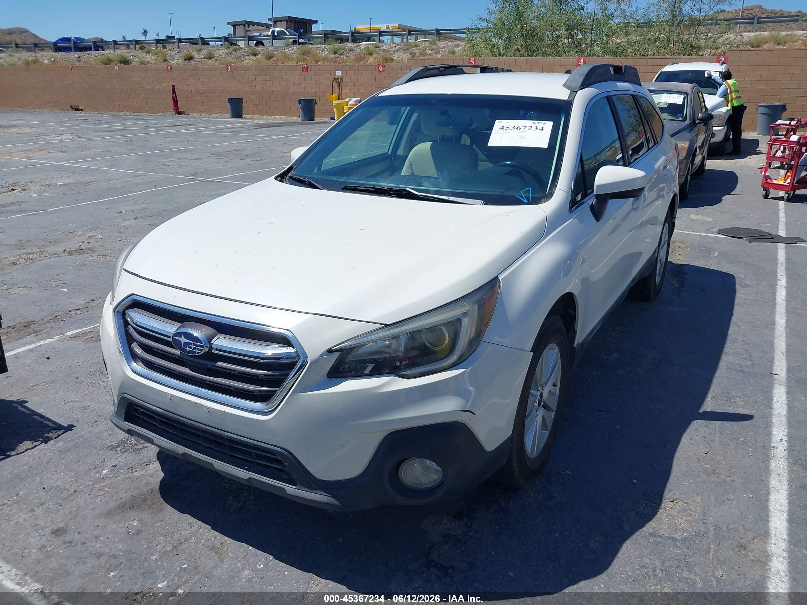 2018 Subaru Outback 2.5i Premium White vin: 4S4BSACC3J3239441