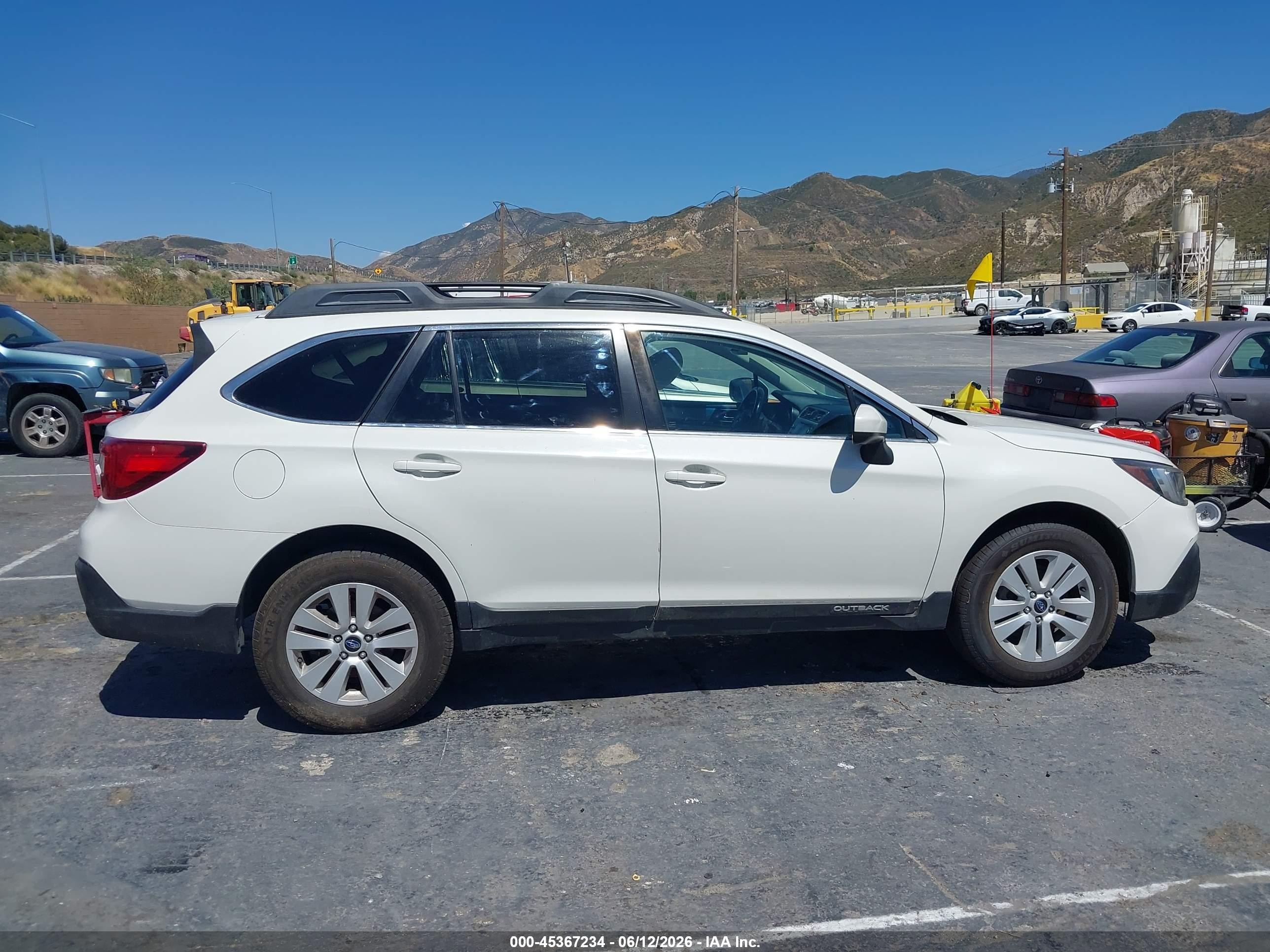 2018 Subaru Outback 2.5i Premium White vin: 4S4BSACC3J3239441