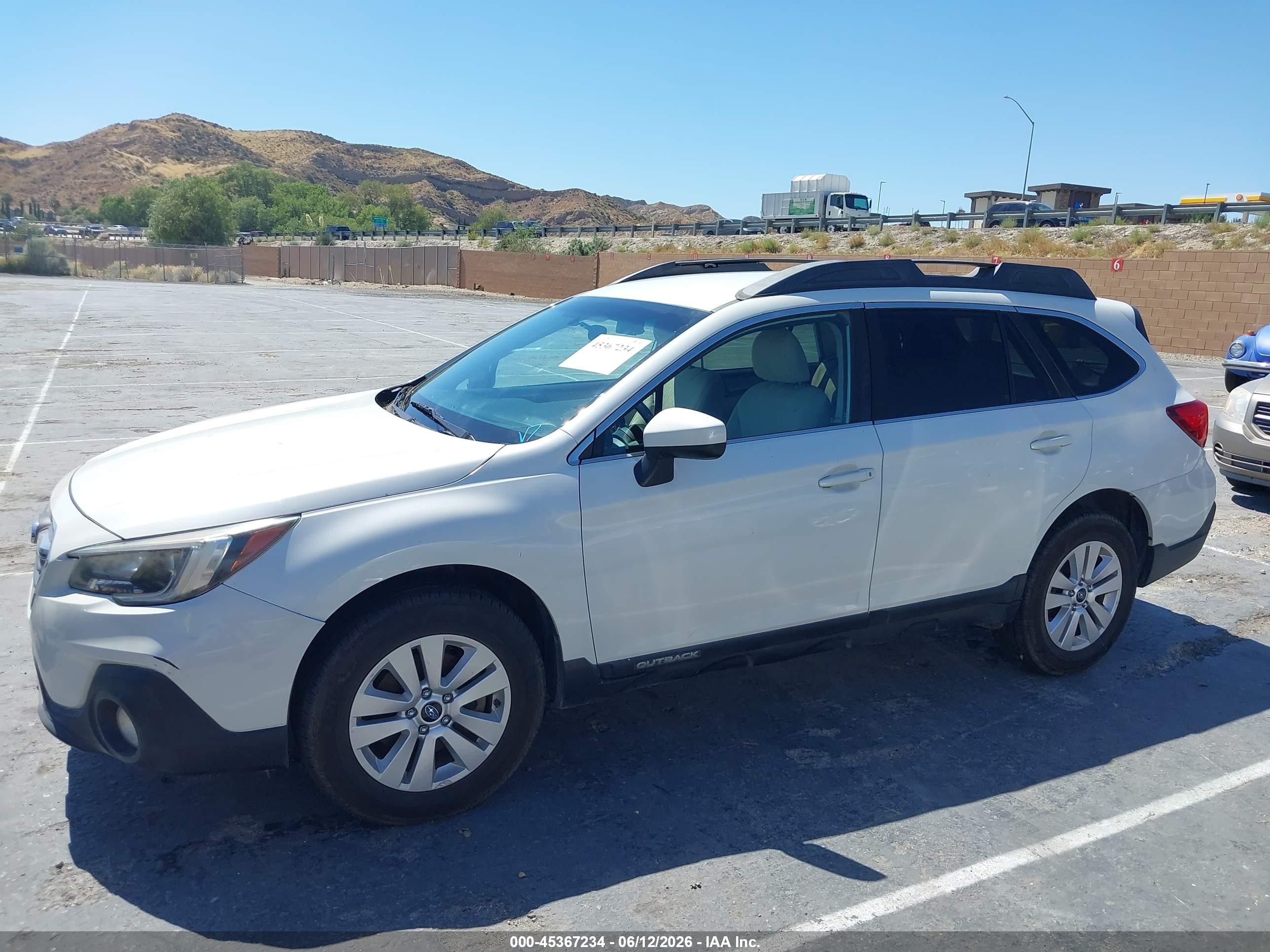 2018 Subaru Outback 2.5i Premium White vin: 4S4BSACC3J3239441