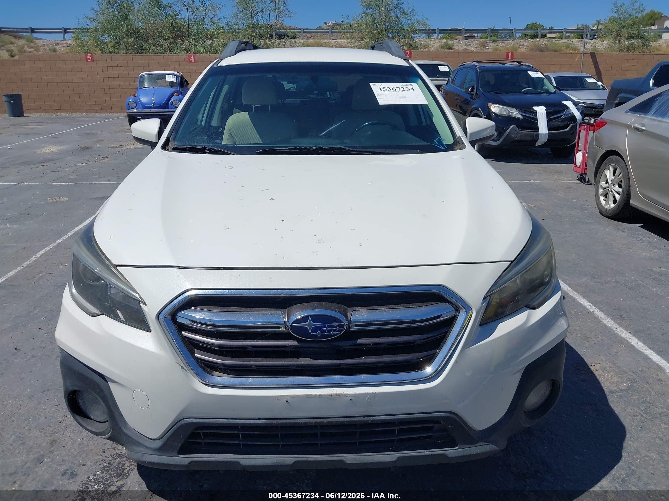 2018 Subaru Outback 2.5i Premium White vin: 4S4BSACC3J3239441