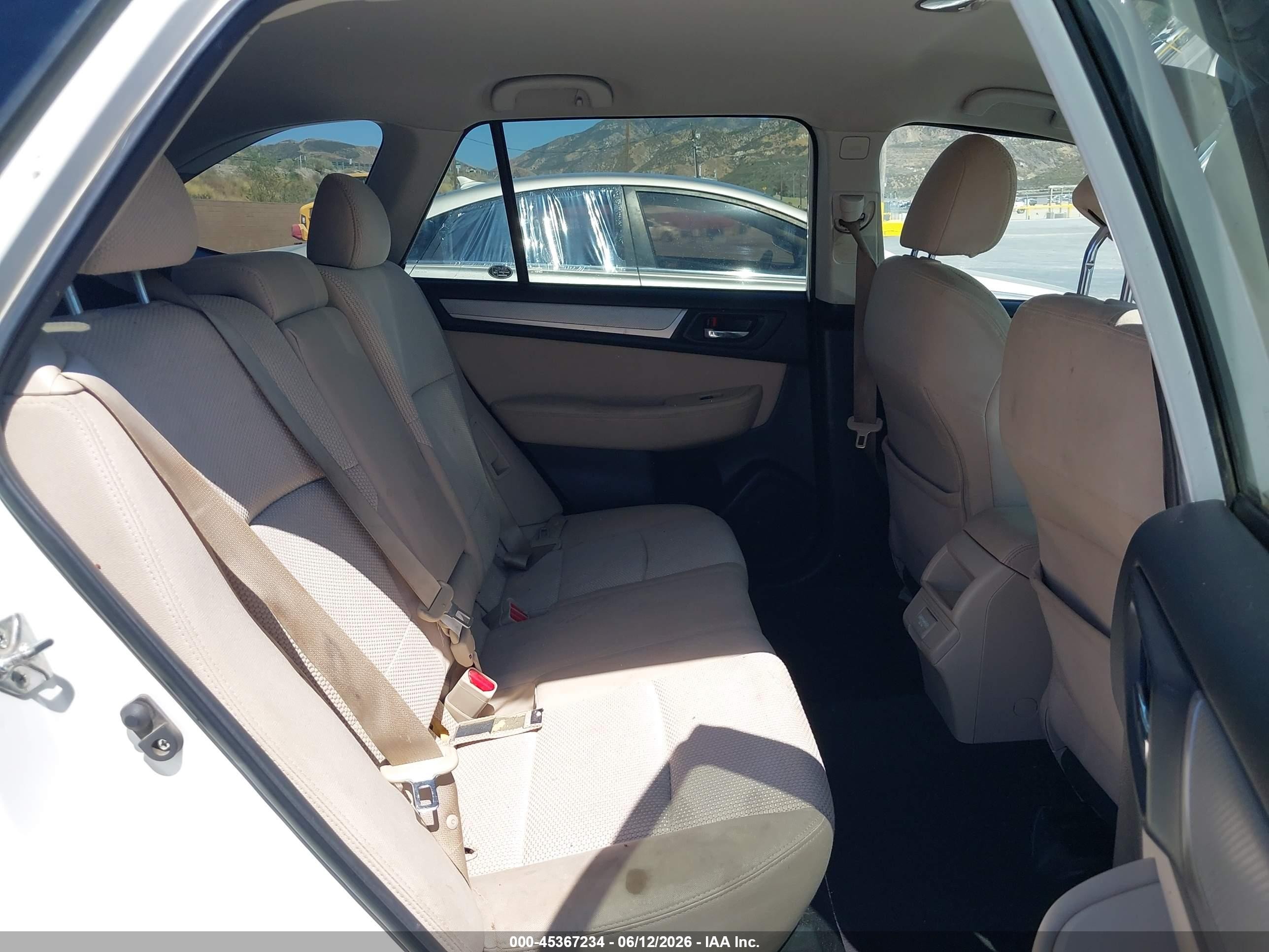 2018 Subaru Outback 2.5i Premium White vin: 4S4BSACC3J3239441