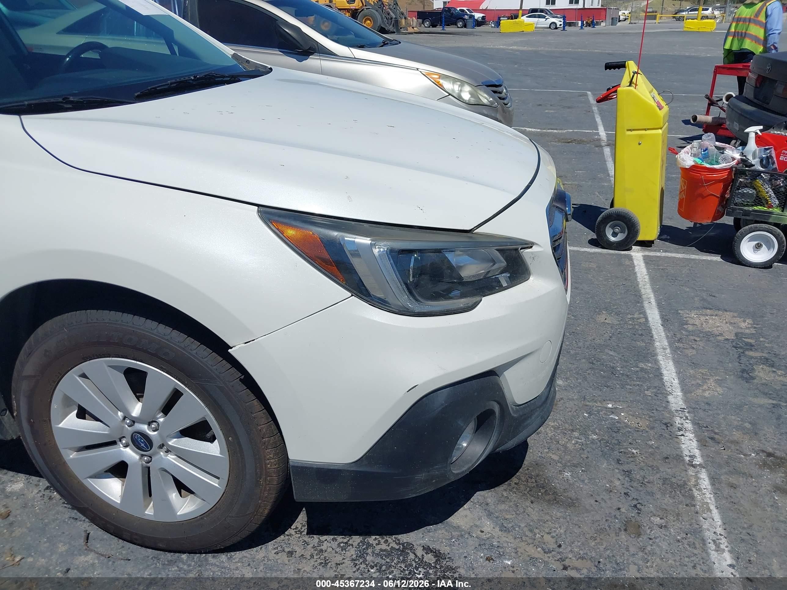 2018 Subaru Outback 2.5i Premium White vin: 4S4BSACC3J3239441
