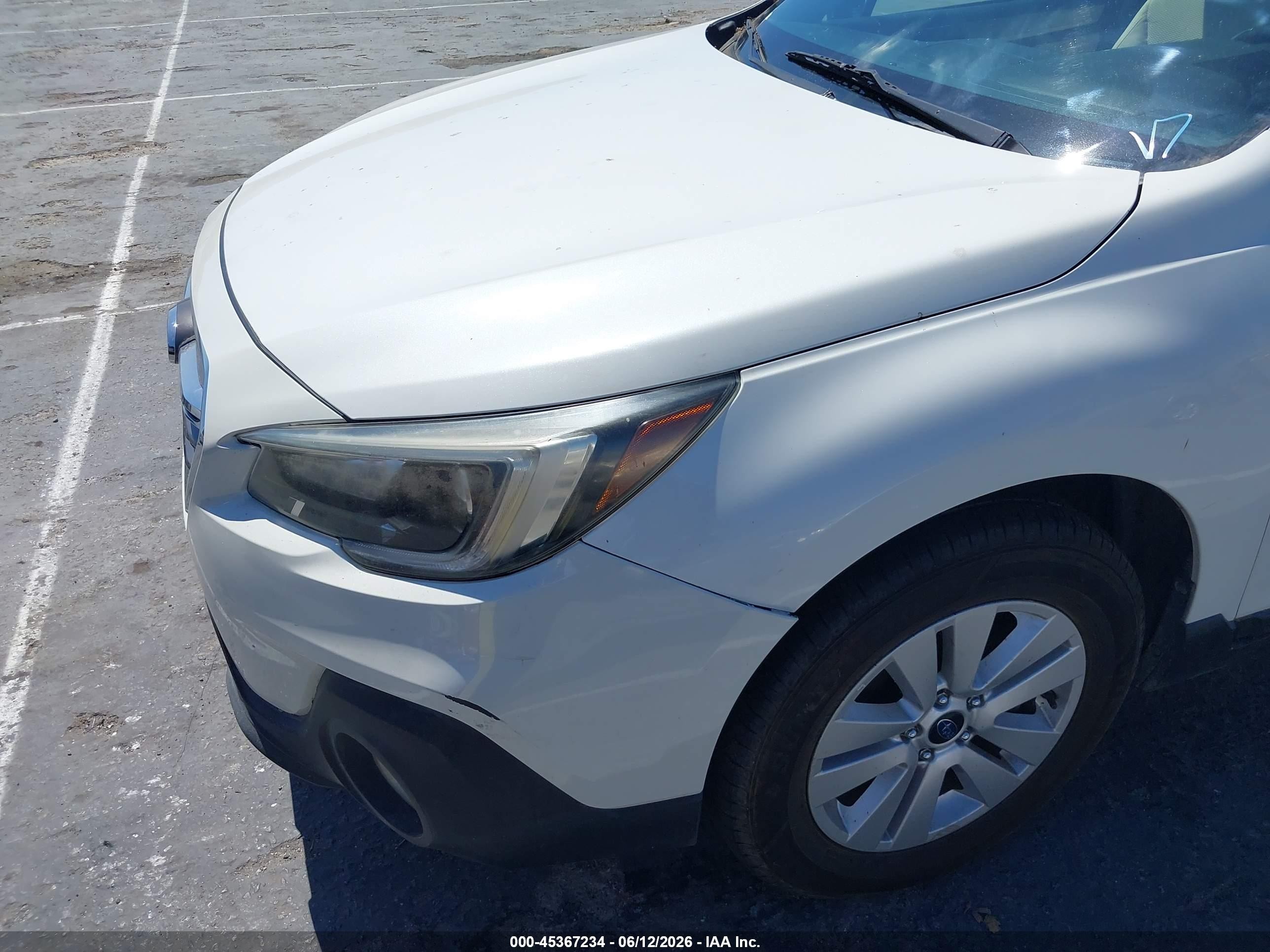 2018 Subaru Outback 2.5i Premium White vin: 4S4BSACC3J3239441