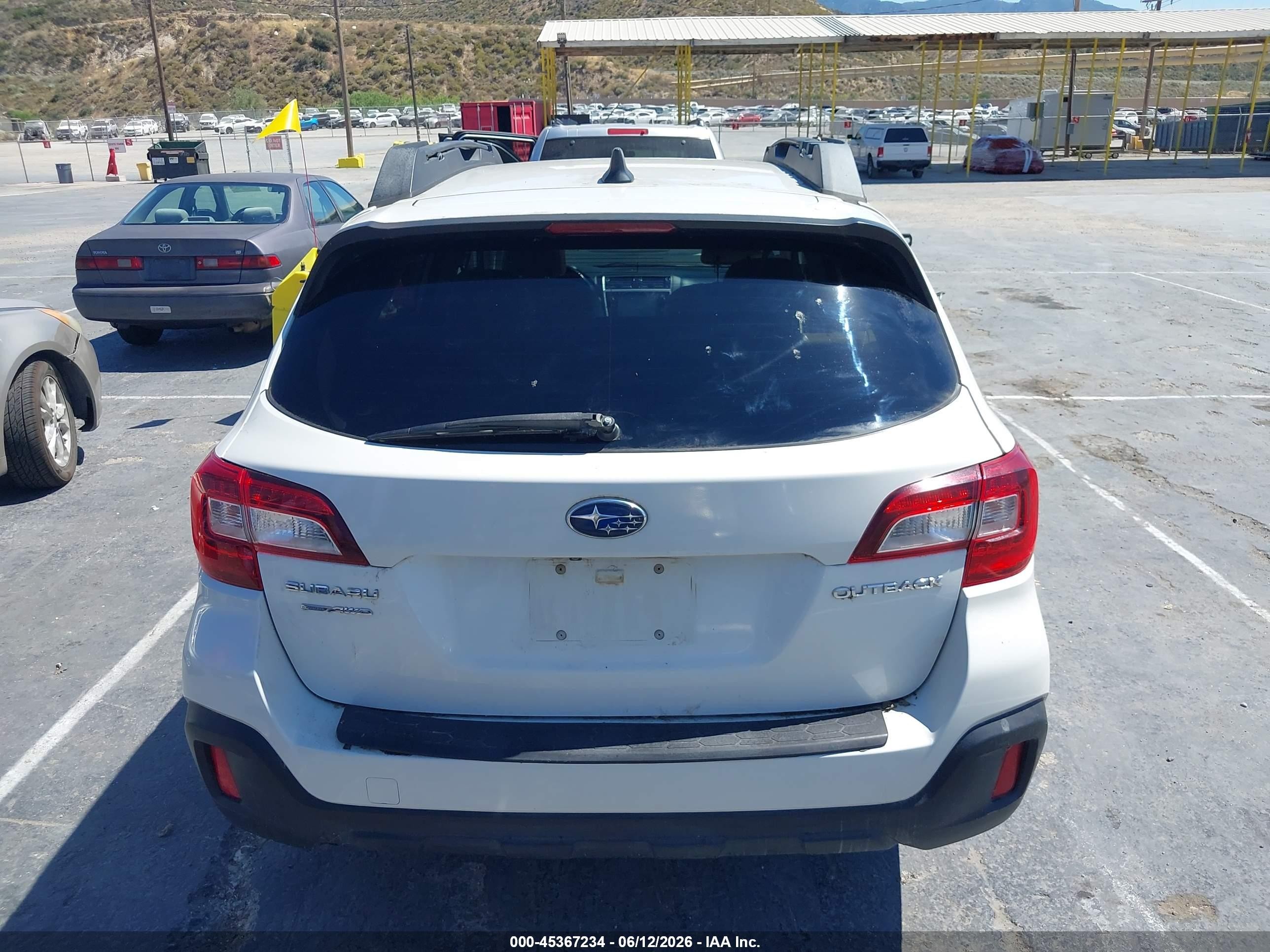 2018 Subaru Outback 2.5i Premium White vin: 4S4BSACC3J3239441