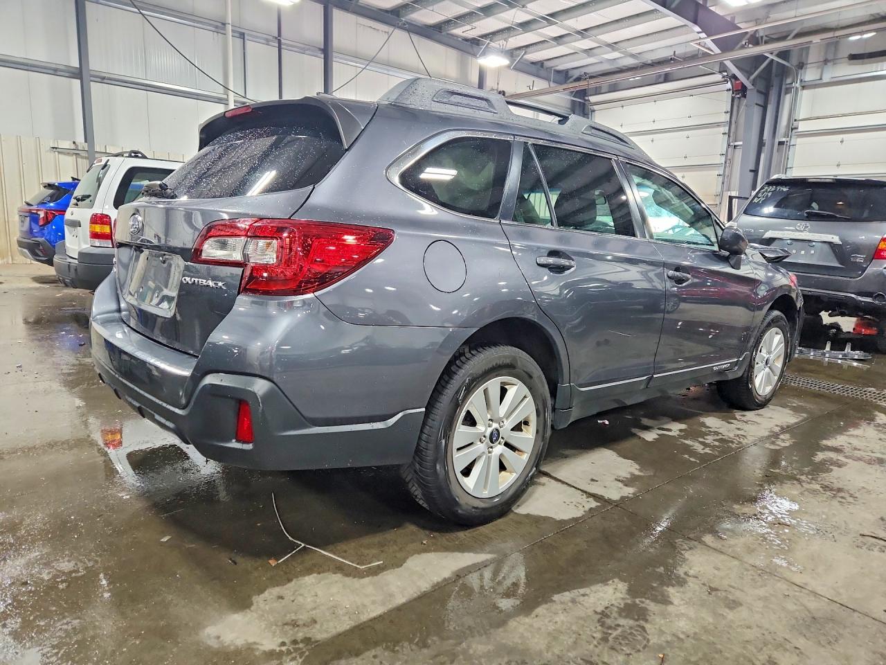 2018 Subaru Outback 2.5i Premium Gray vin: 4S4BSACC3J3283083