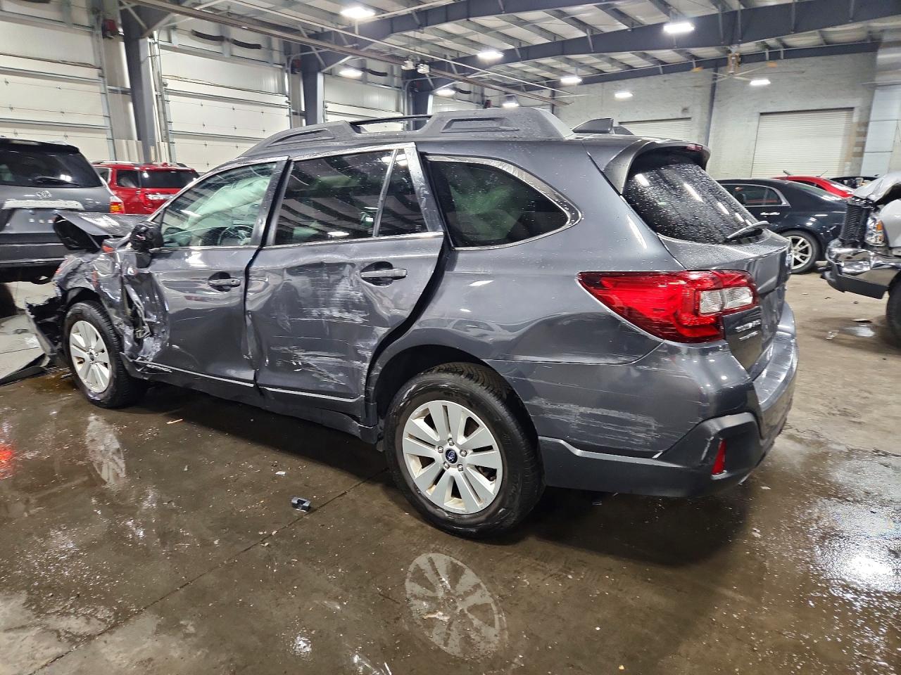 2018 Subaru Outback 2.5i Premium Gray vin: 4S4BSACC3J3283083