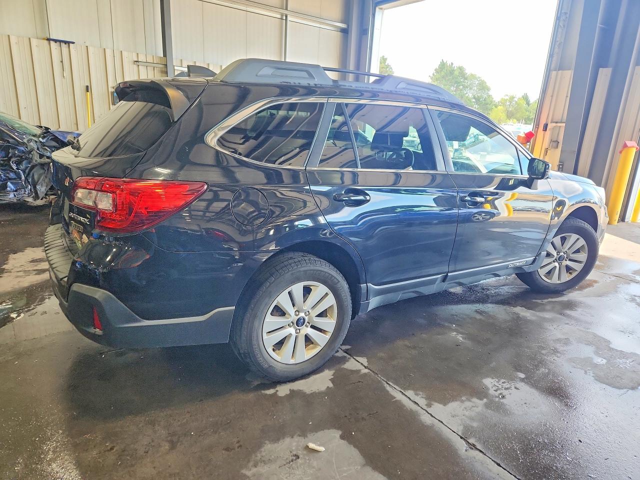 2018 Subaru Outback 2.5i Premium Black vin: 4S4BSACC3J3345856