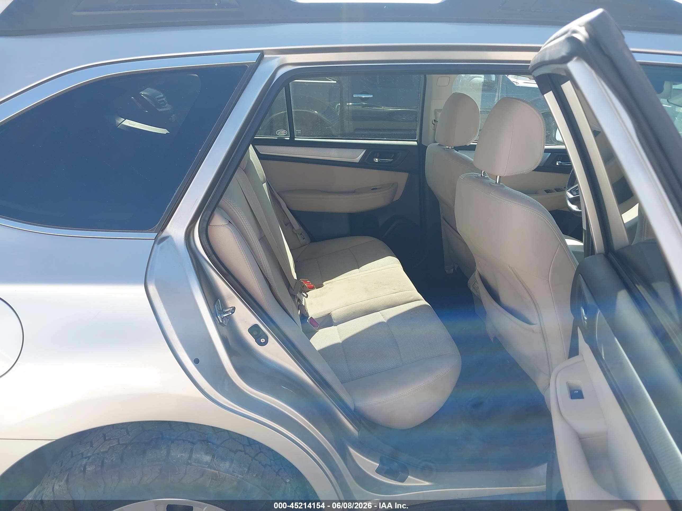 2018 Subaru Outback 2.5i Premium Silver vin: 4S4BSACC4J3353609