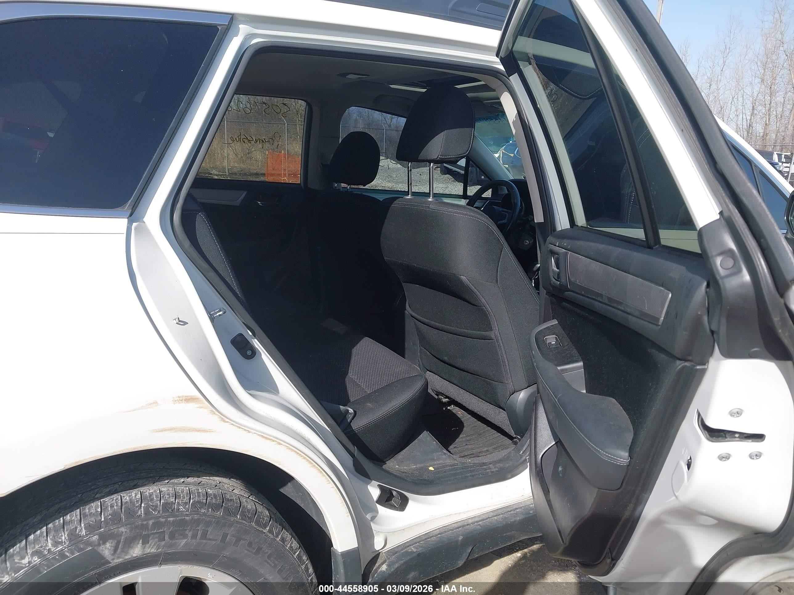 2015 Subaru Outback 2.5i Premium White vin: 4S4BSADC2F3343800