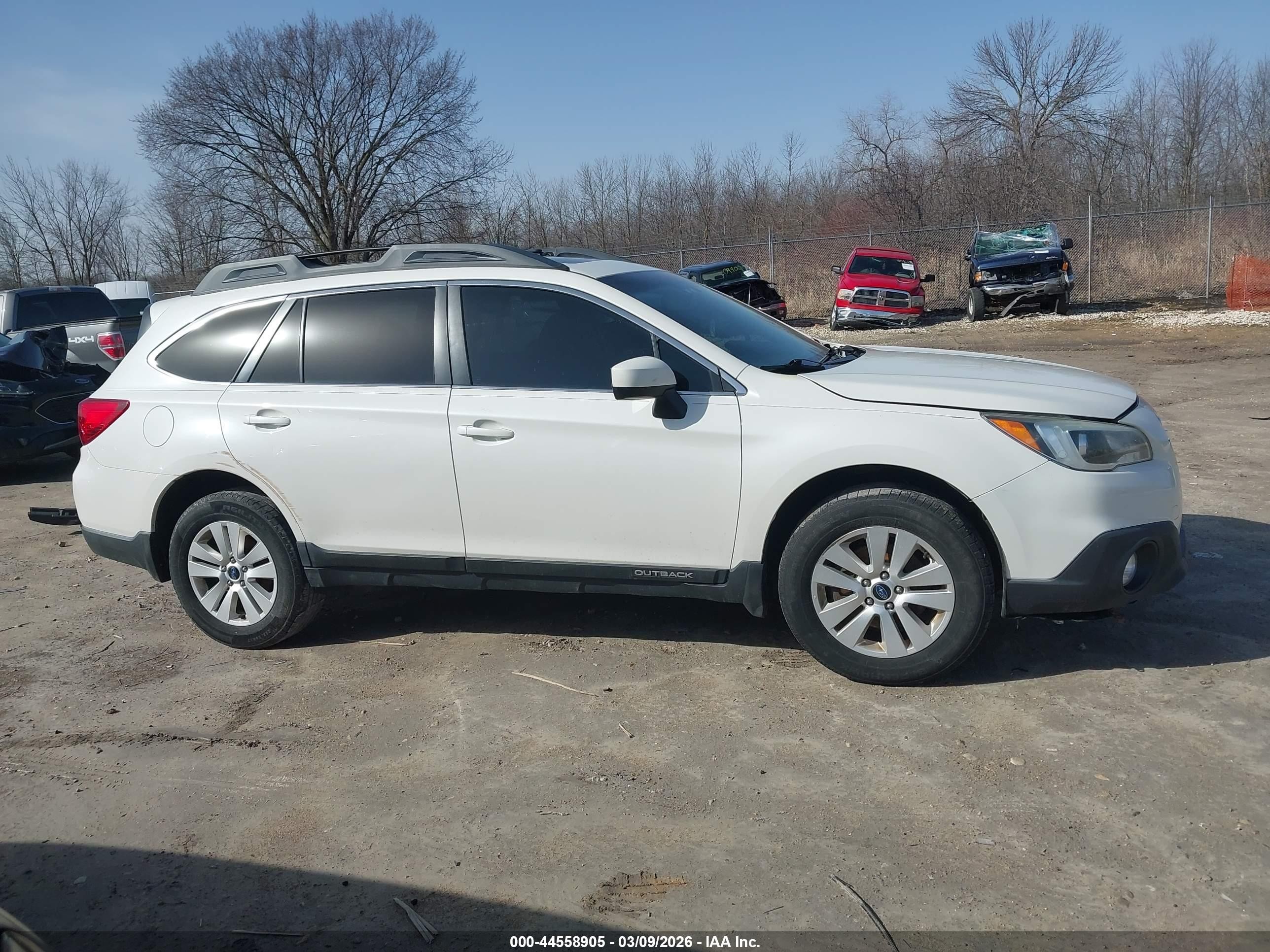 2015 Subaru Outback 2.5i Premium White vin: 4S4BSADC2F3343800
