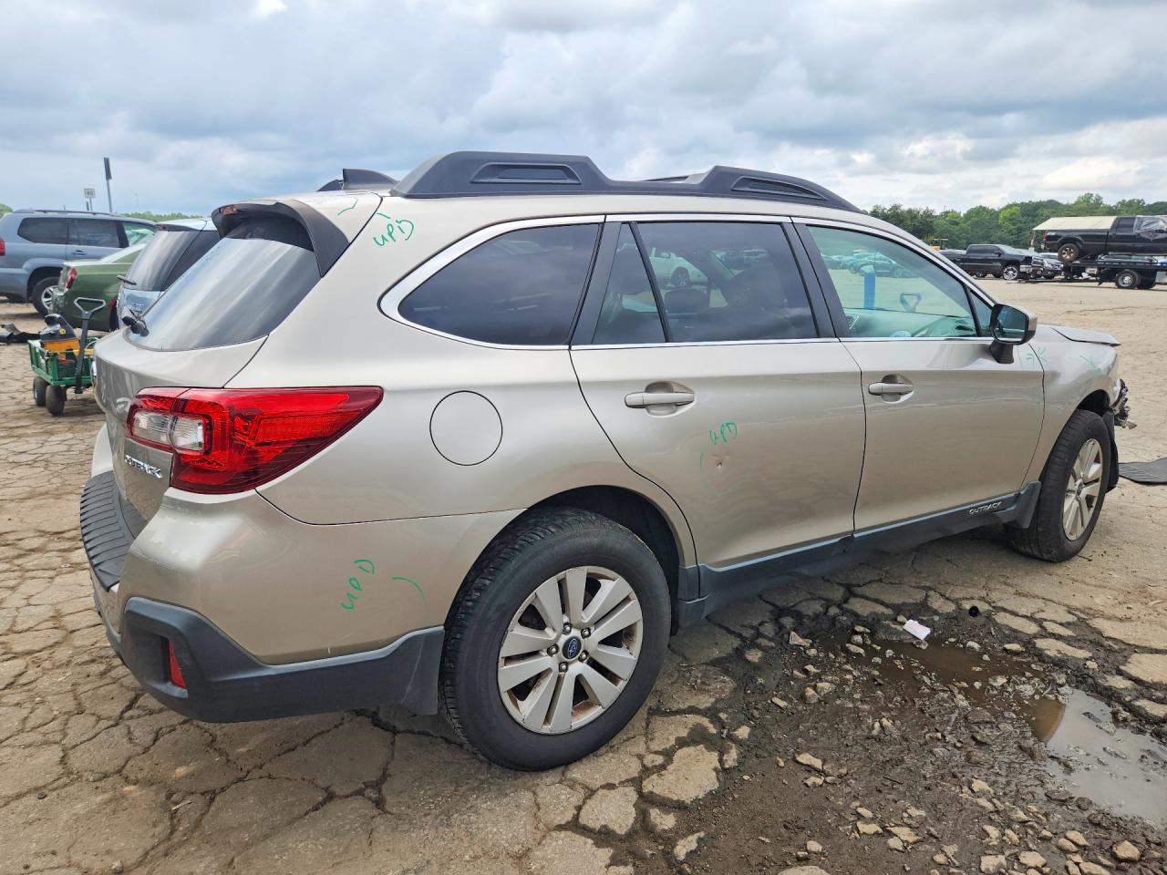 2018 Subaru Outback 2.5i Premium Gold vin: 4S4BSADC2J3203366