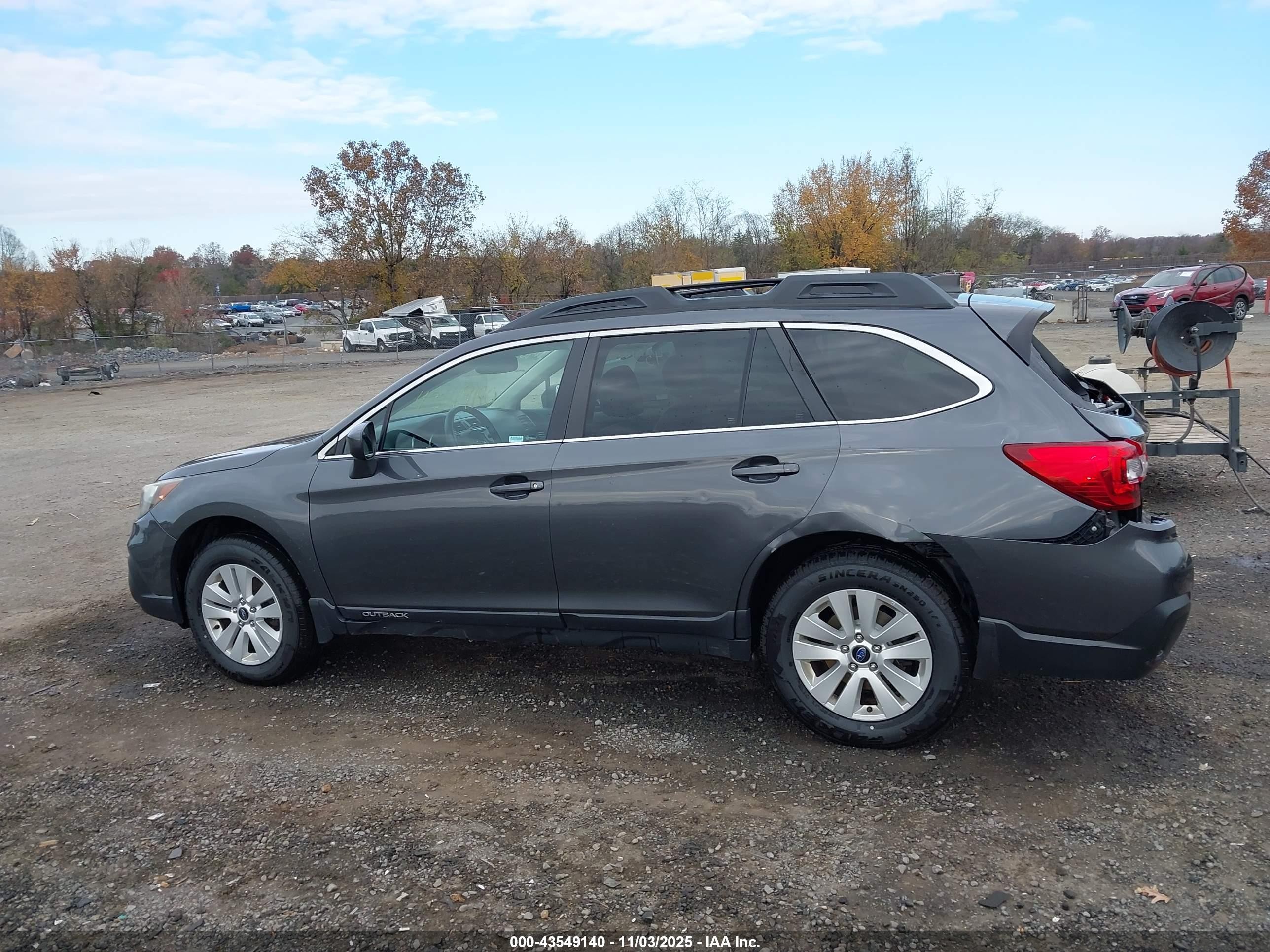 2018 Subaru Outback 2.5i Premium Gray vin: 4S4BSADC3J3358704