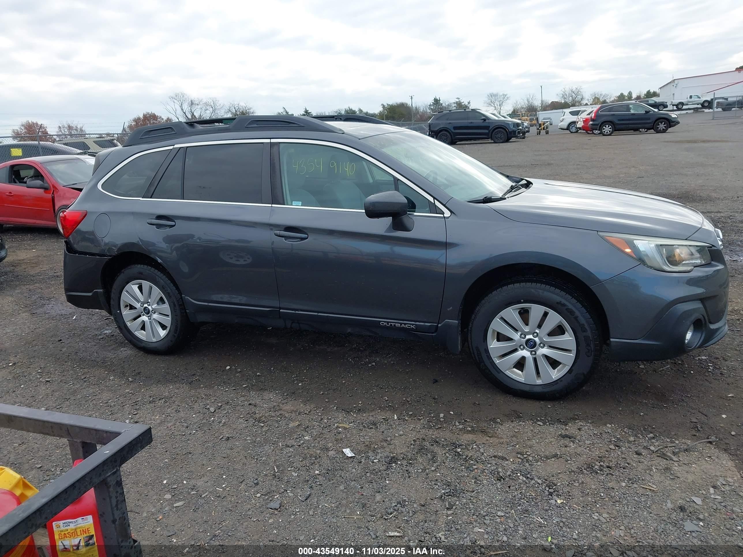 2018 Subaru Outback 2.5i Premium Gray vin: 4S4BSADC3J3358704