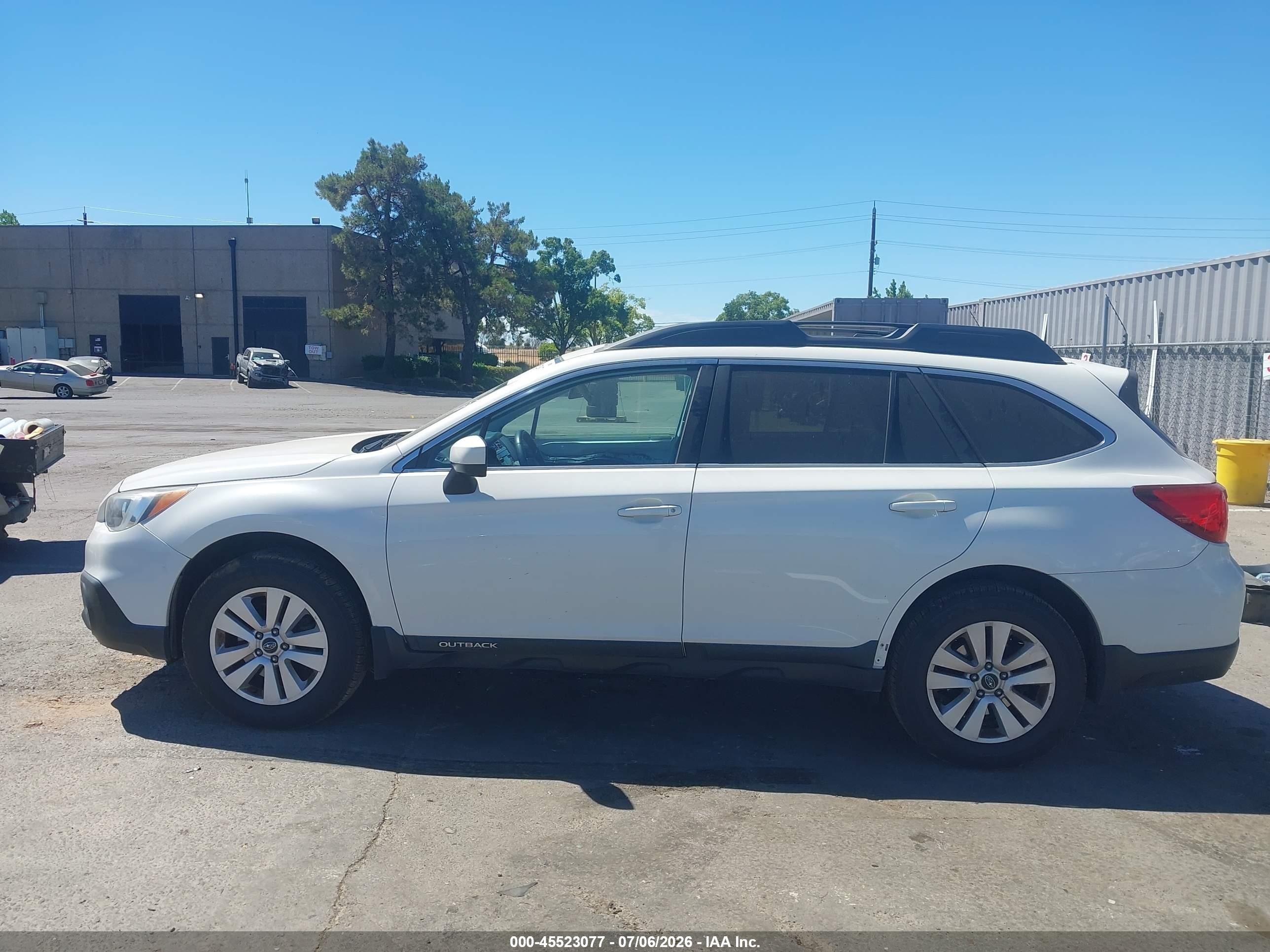 2015 Subaru Outback 2.5i Premium White vin: 4S4BSADC4F3338341