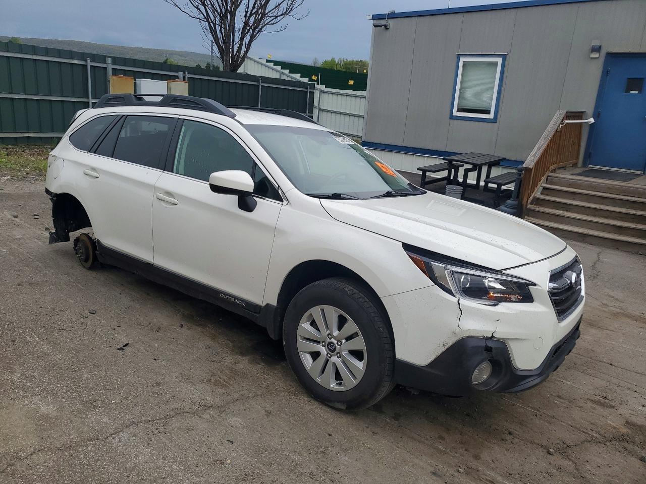 2019 Subaru Outback 2.5i Premium White vin: 4S4BSAFC1K3241444