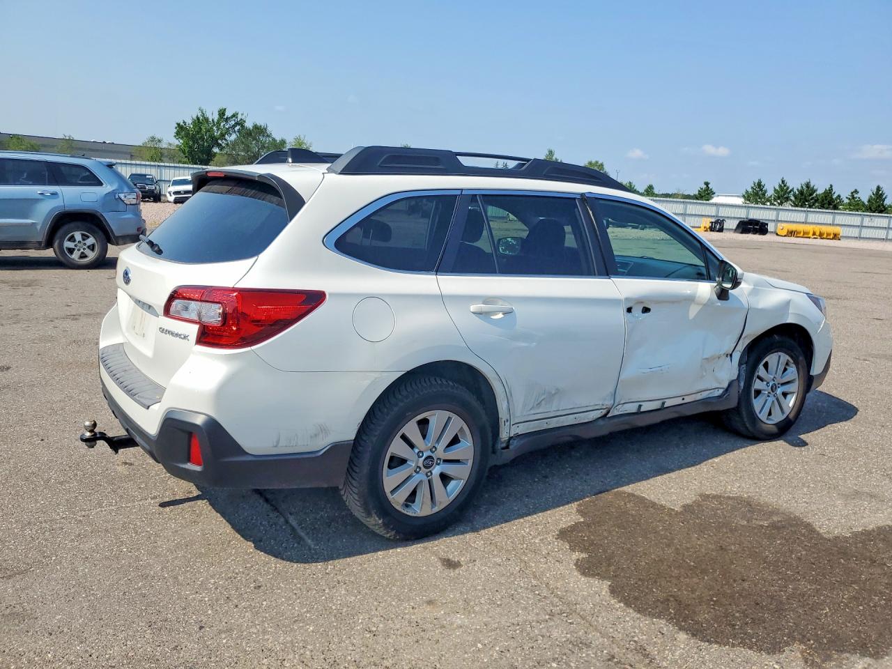 2019 Subaru Outback 2.5i Premium White vin: 4S4BSAFC2K3328561