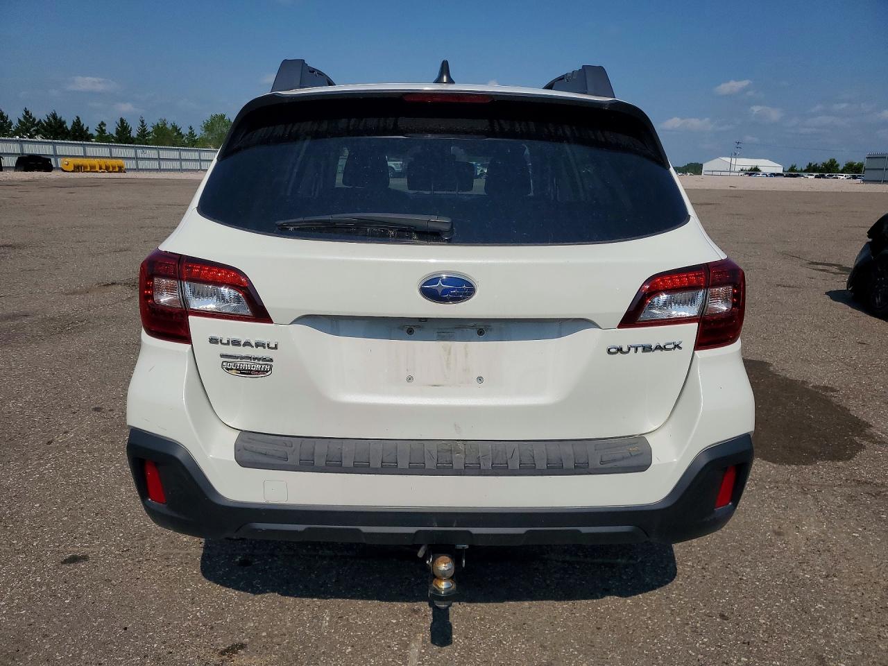 2019 Subaru Outback 2.5i Premium White vin: 4S4BSAFC2K3328561