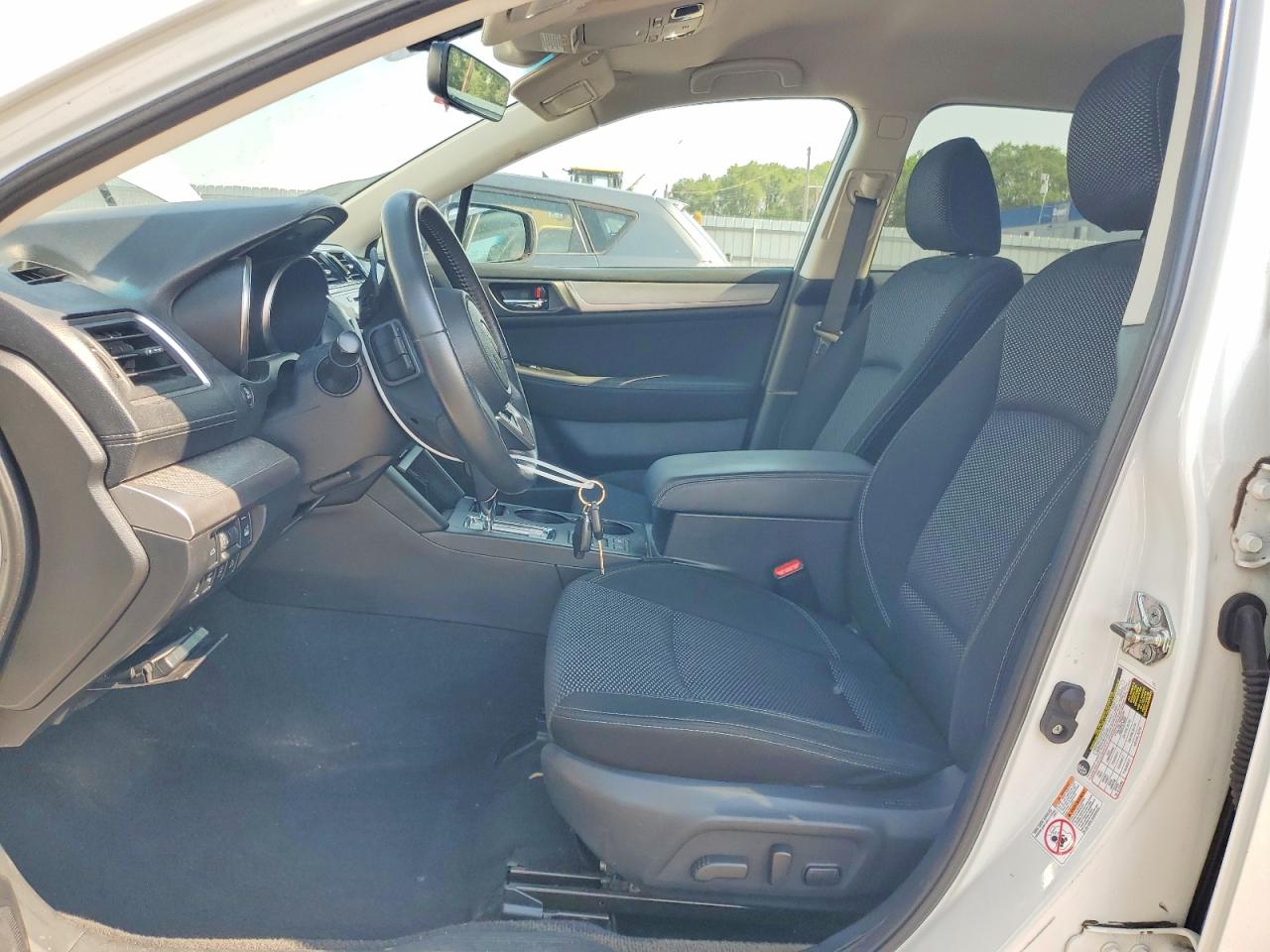2019 Subaru Outback 2.5i Premium White vin: 4S4BSAFC2K3328561