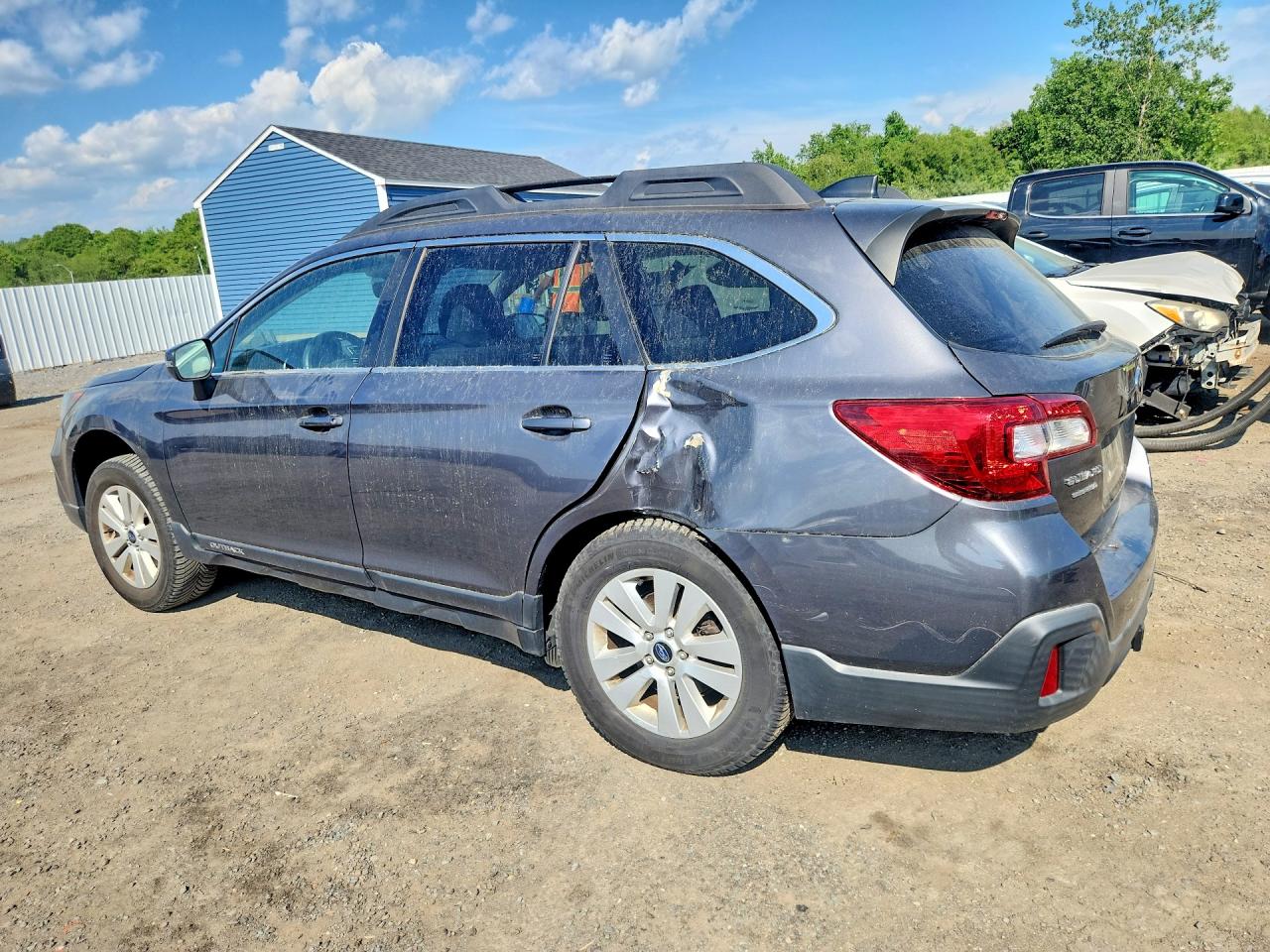 2018 Subaru Outback 2.5i Premium Gray vin: 4S4BSAFC3J3307409