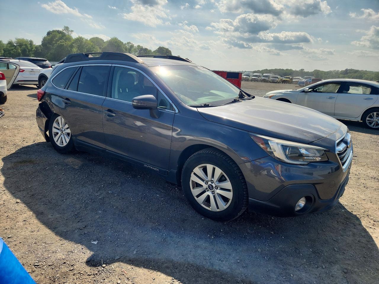 2018 Subaru Outback 2.5i Premium Gray vin: 4S4BSAFC3J3307409