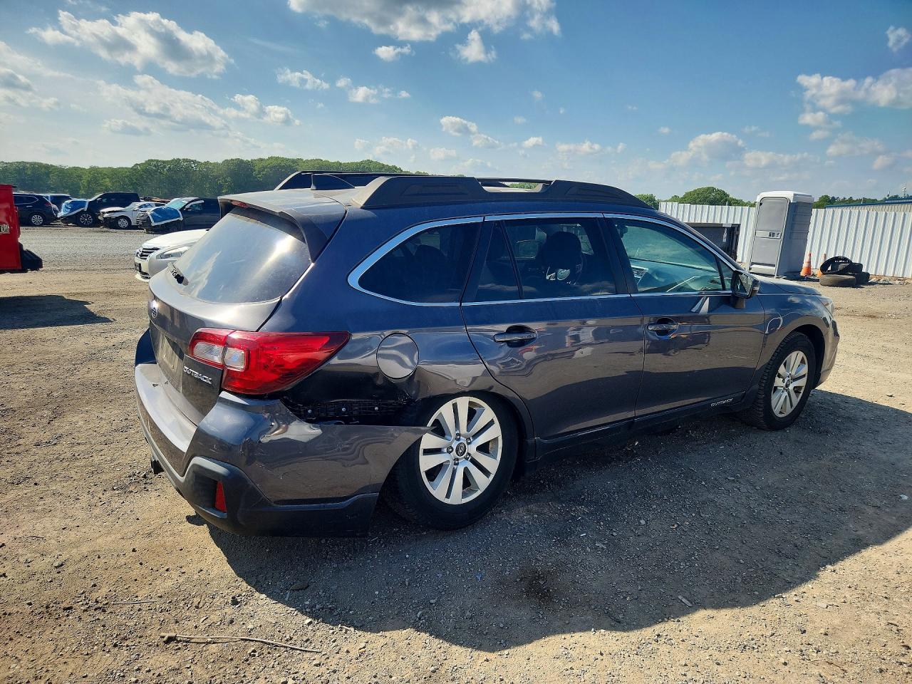 2018 Subaru Outback 2.5i Premium Gray vin: 4S4BSAFC3J3307409