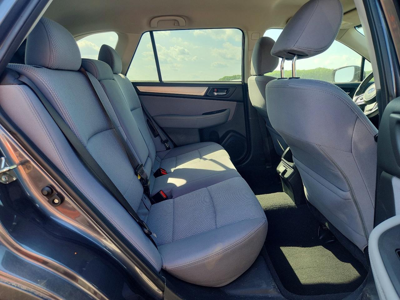 2018 Subaru Outback 2.5i Premium Gray vin: 4S4BSAFC3J3307409