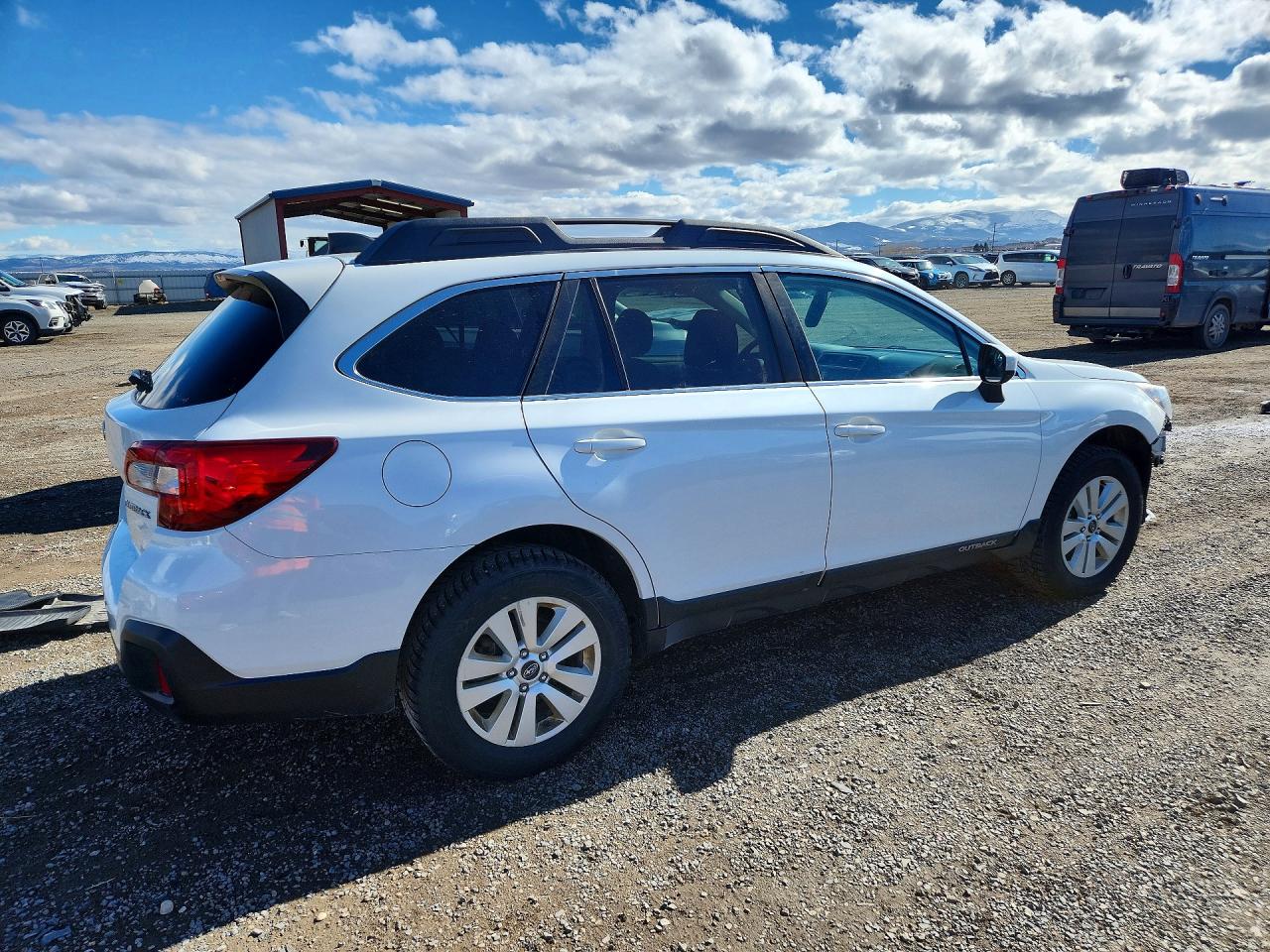 2019 Subaru Outback 2.5i Premium White vin: 4S4BSAFC4K3227747