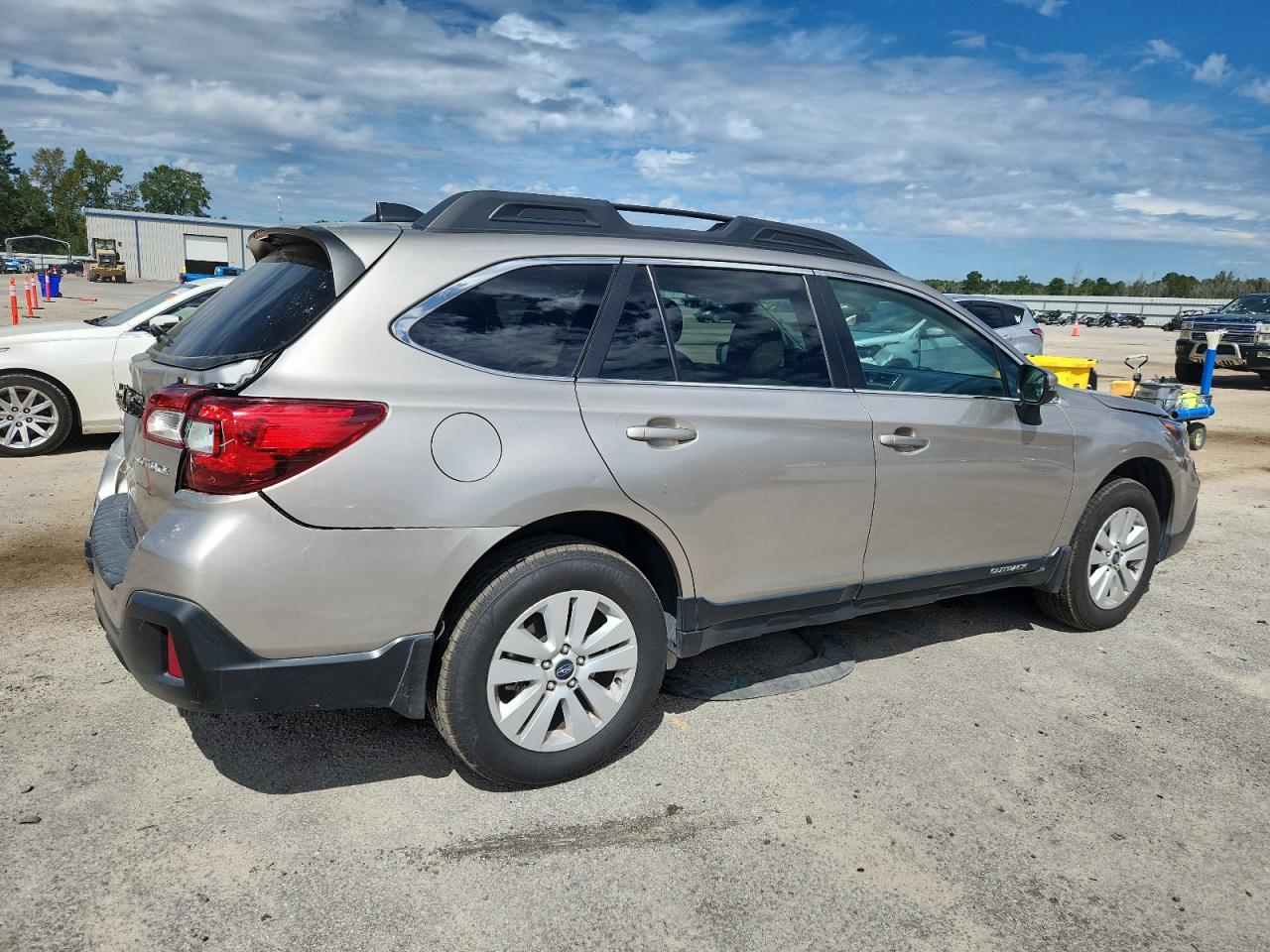 2018 Subaru Outback 2.5i Premium Beige vin: 4S4BSAFC5J3385898
