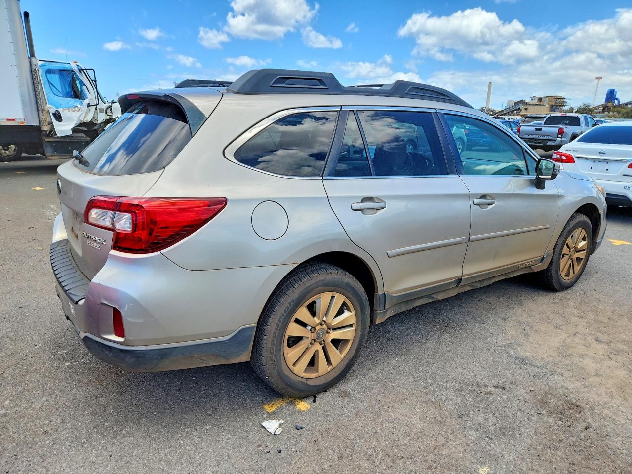 2015 Subaru Outback 2.5i Premium Silver vin: 4S4BSAFC7F3341943