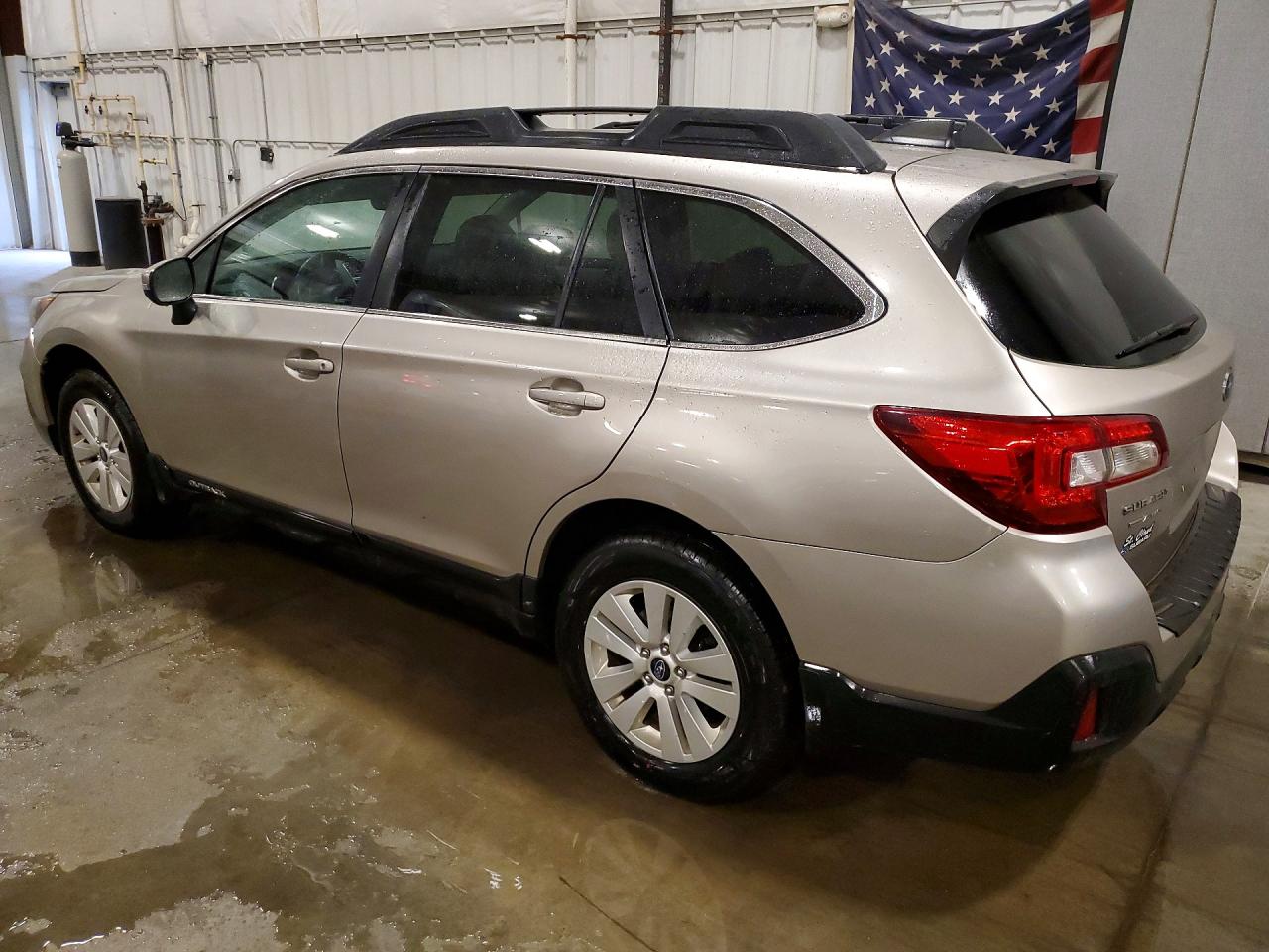 2018 Subaru Outback 2.5i Premium Silver vin: 4S4BSAFC7J3384543
