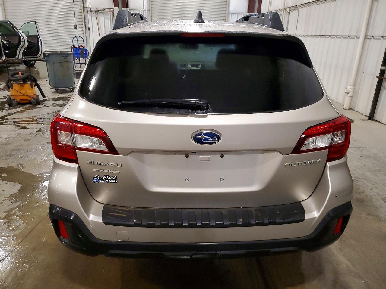 2018 Subaru Outback 2.5i Premium Silver vin: 4S4BSAFC7J3384543