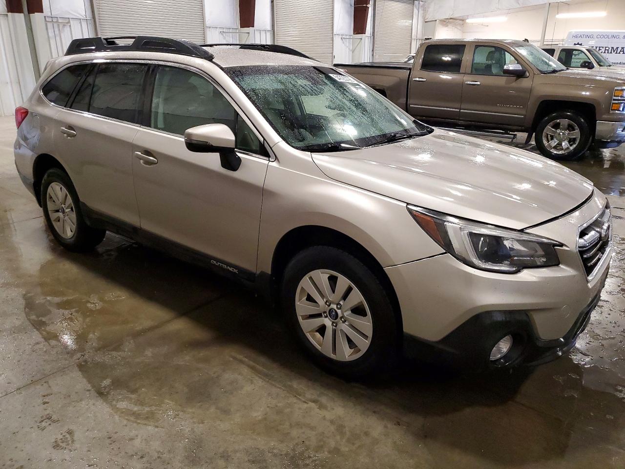 2018 Subaru Outback 2.5i Premium Silver vin: 4S4BSAFC7J3384543