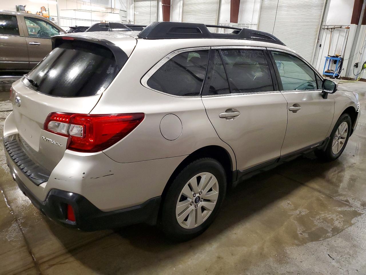 2018 Subaru Outback 2.5i Premium Silver vin: 4S4BSAFC7J3384543