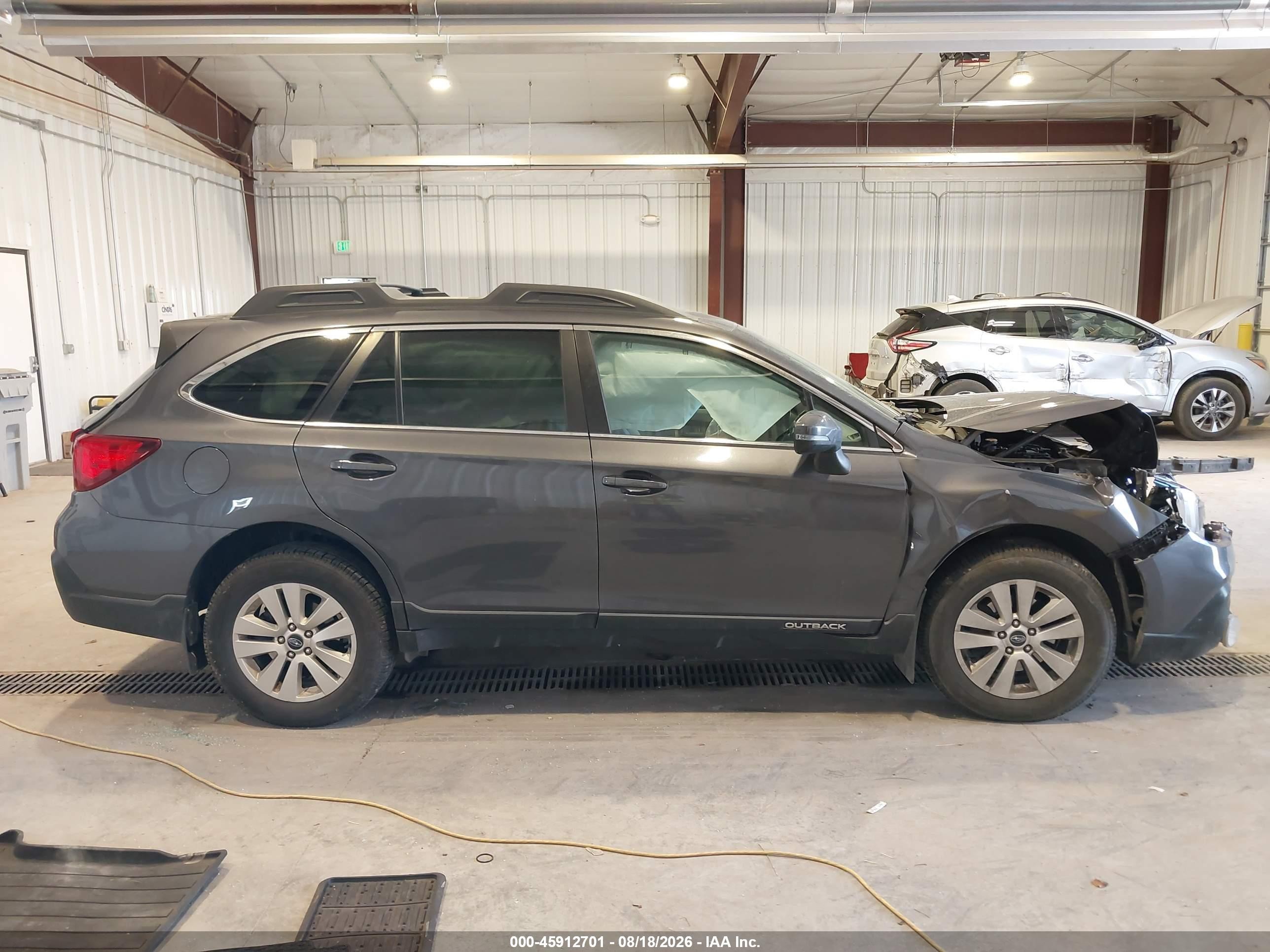 2018 Subaru Outback 2.5i Premium Gray vin: 4S4BSAFC9J3380719