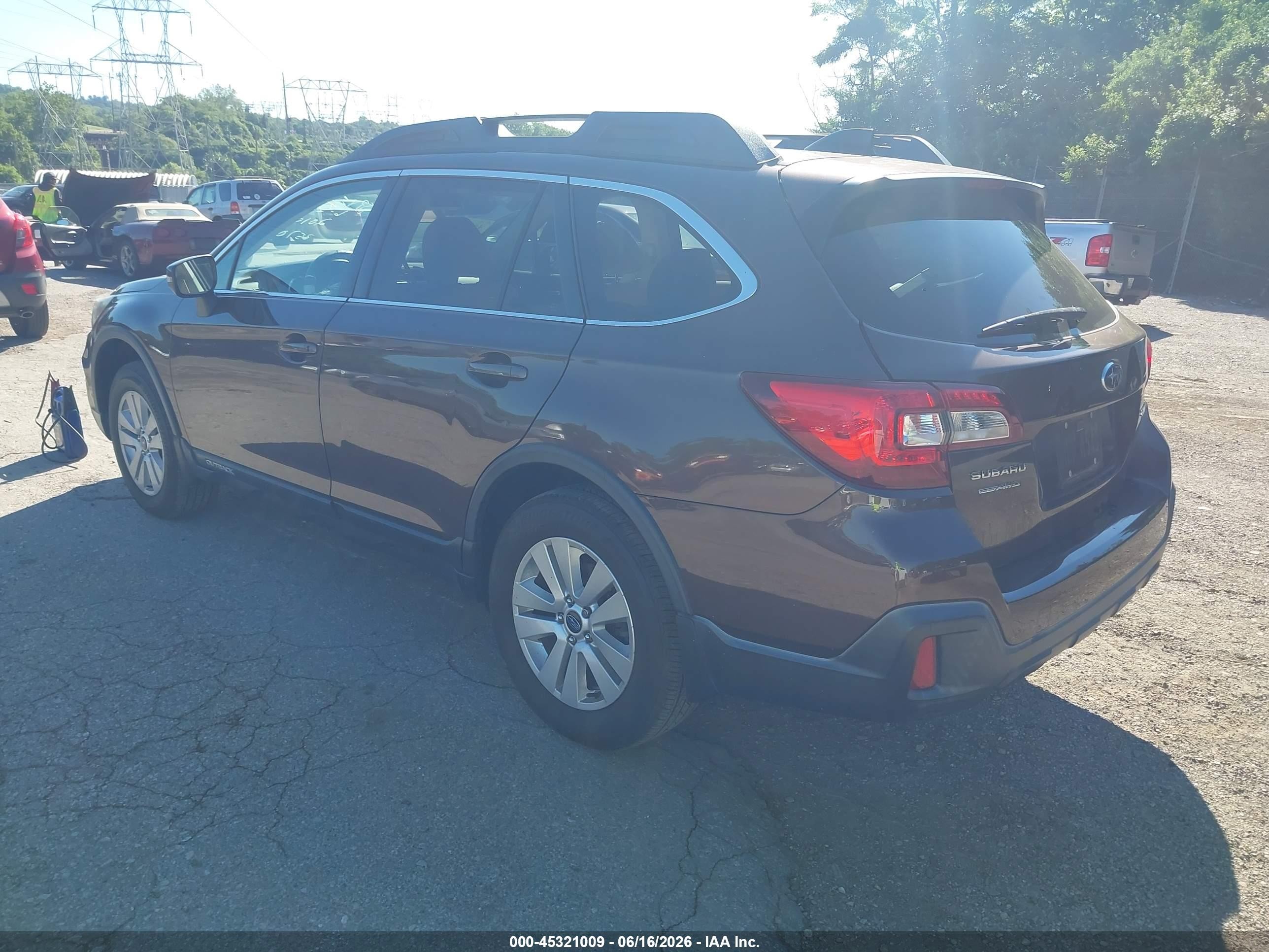 2019 Subaru Outback 2.5i Premium Brown vin: 4S4BSAFC9K3357037