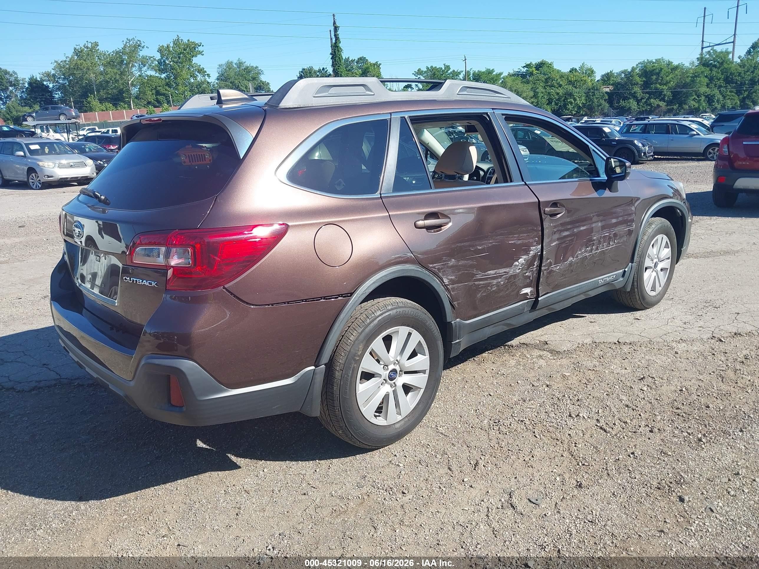 2019 Subaru Outback 2.5i Premium Brown vin: 4S4BSAFC9K3357037