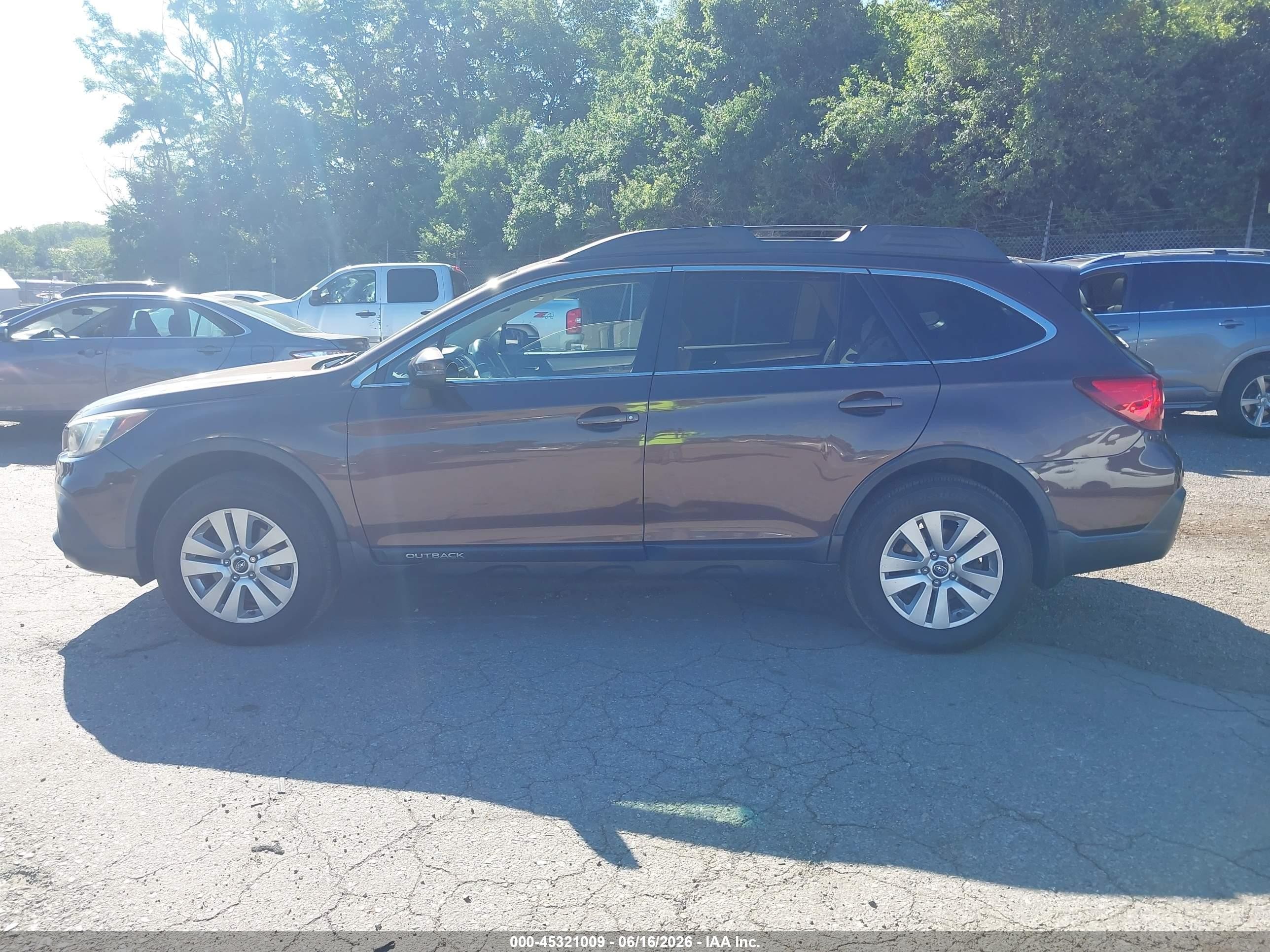 2019 Subaru Outback 2.5i Premium Brown vin: 4S4BSAFC9K3357037