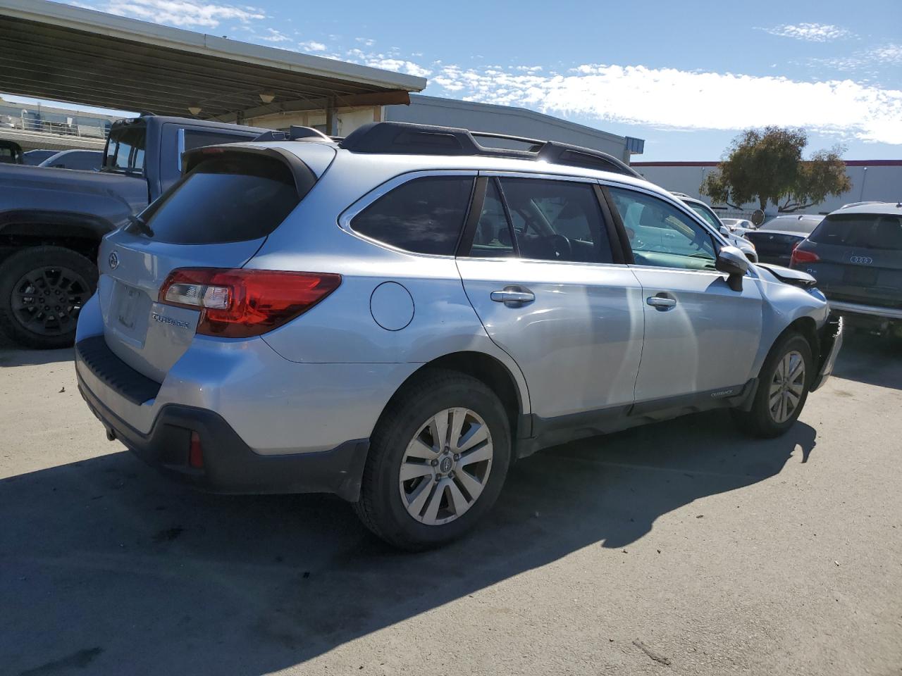 2019 Subaru Outback 2.5i Premium Gray vin: 4S4BSAFCXK3207289